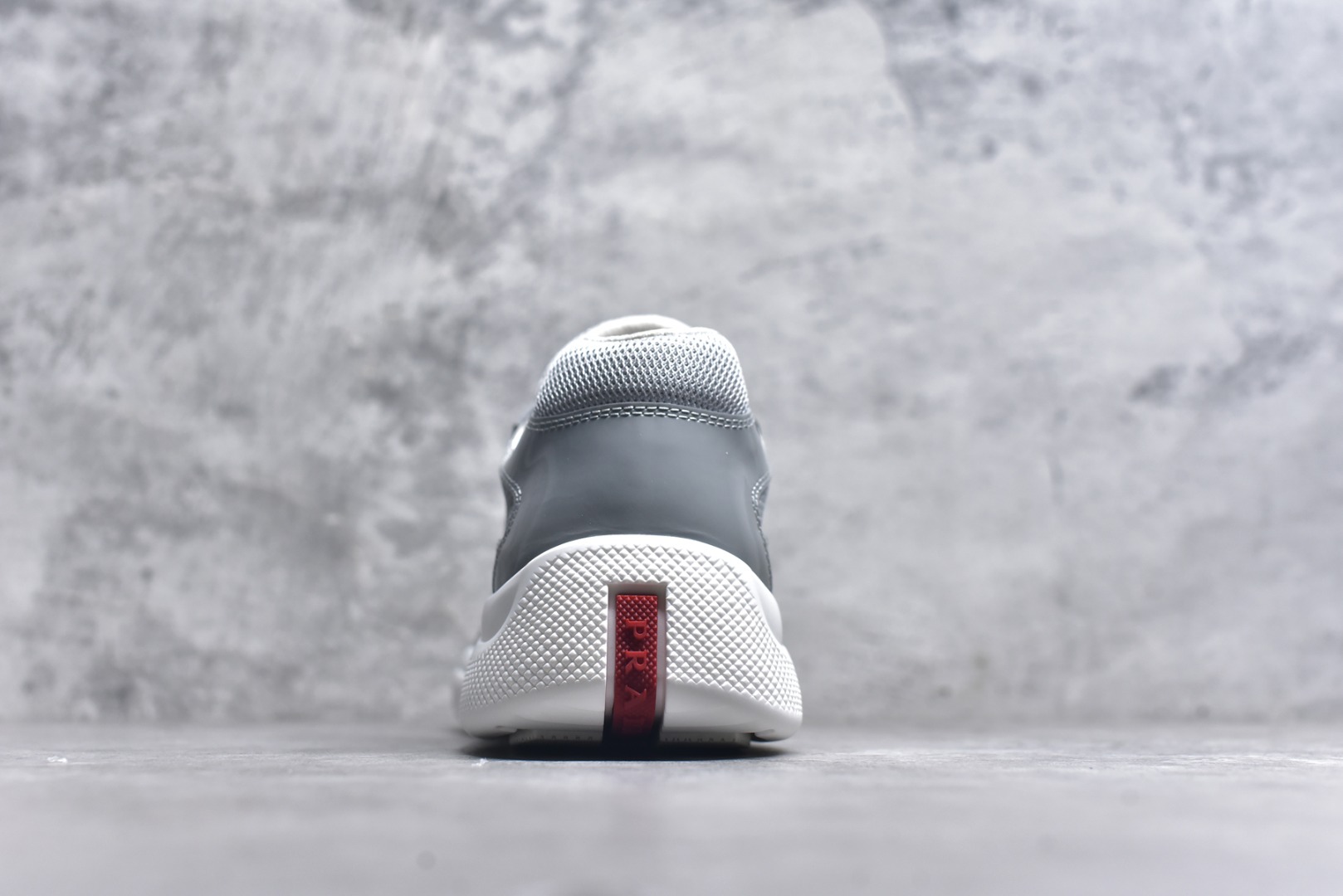 图片[5]-#外贸鬼佬版 东莞纯原顶级品质 原版一比一开发 普拉达 Prada Linea Rossa 徽标彰显独特的设计格调 （正品原版黑色外盒版本⚠️）海外畅销版 低帮休闲运动鞋 3厘米轻质柔韧鞋底 橡胶胎面花纹 海淘代购同渠道品质 高端零售 外贸充正专供 完美楦型 正确卡色 质感媲美原版 细节与原版一致 请注意区分市面版本 尺码：40 41 42 43 44 45 46 47-选品中心