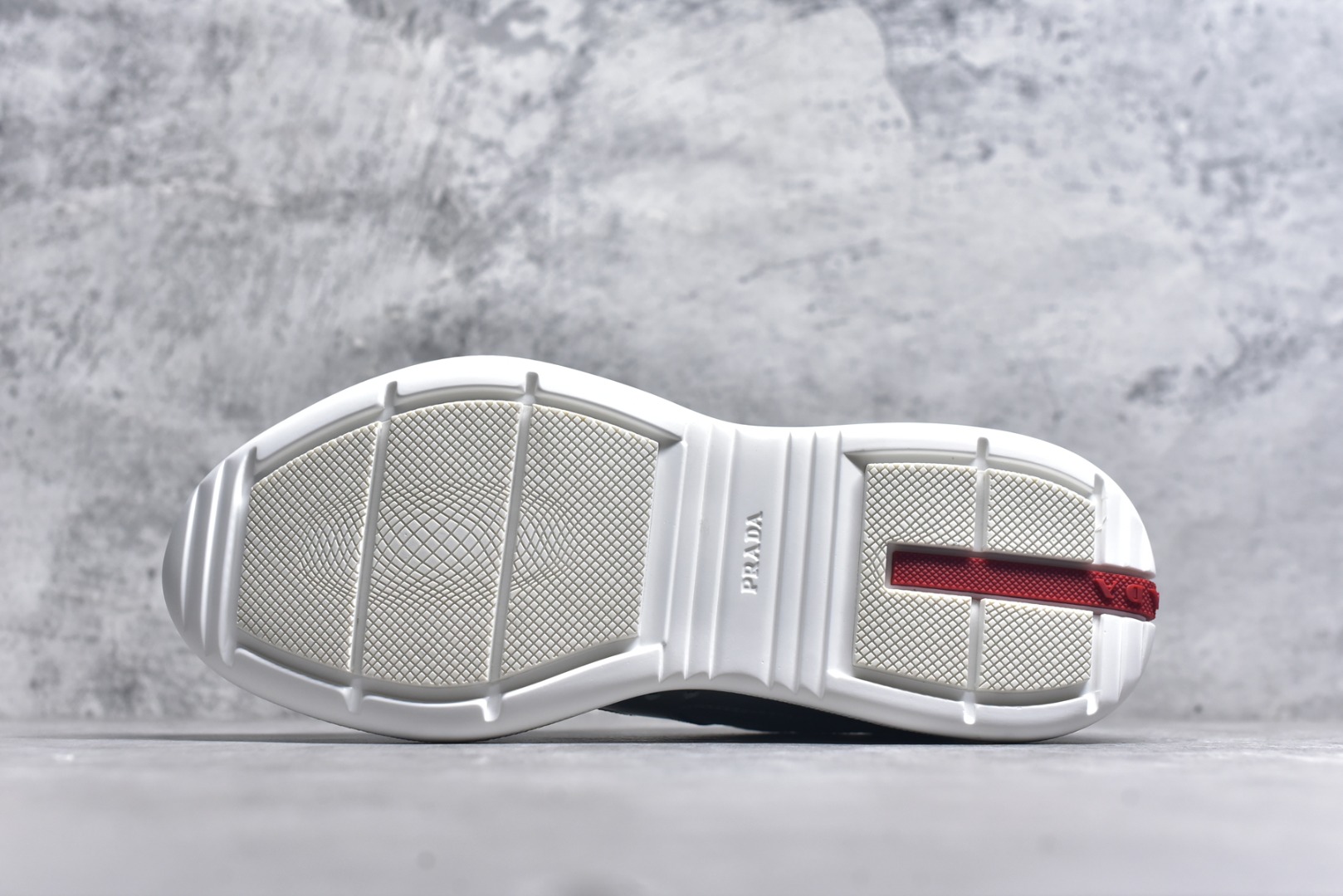 图片[6]-#外贸鬼佬版 东莞纯原顶级品质 原版一比一开发 普拉达 Prada Linea Rossa 徽标彰显独特的设计格调 （正品原版黑色外盒版本⚠️）海外畅销版 低帮休闲运动鞋 3厘米轻质柔韧鞋底 橡胶胎面花纹 海淘代购同渠道品质 高端零售 外贸充正专供 完美楦型 正确卡色 质感媲美原版 细节与原版一致 请注意区分市面版本 尺码：40 41 42 43 44 45 46 47-选品中心