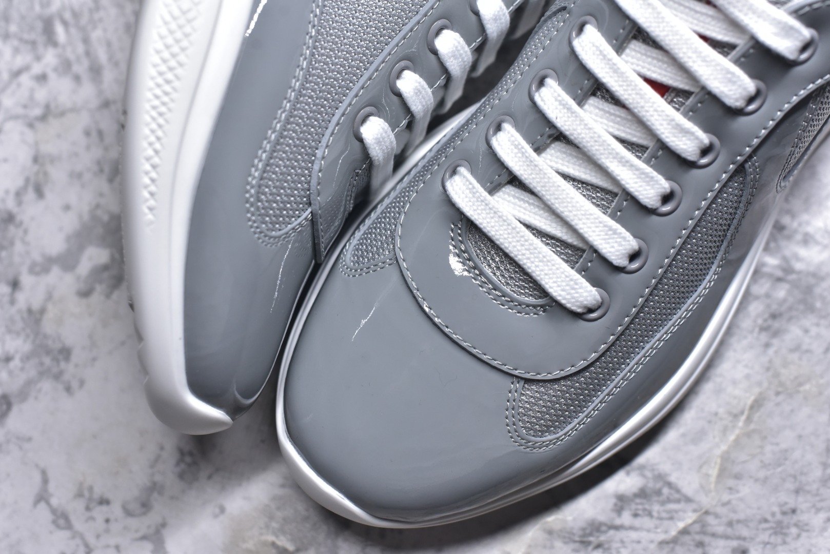 图片[8]-#外贸鬼佬版 东莞纯原顶级品质 原版一比一开发 普拉达 Prada Linea Rossa 徽标彰显独特的设计格调 （正品原版黑色外盒版本⚠️）海外畅销版 低帮休闲运动鞋 3厘米轻质柔韧鞋底 橡胶胎面花纹 海淘代购同渠道品质 高端零售 外贸充正专供 完美楦型 正确卡色 质感媲美原版 细节与原版一致 请注意区分市面版本 尺码：40 41 42 43 44 45 46 47-选品中心