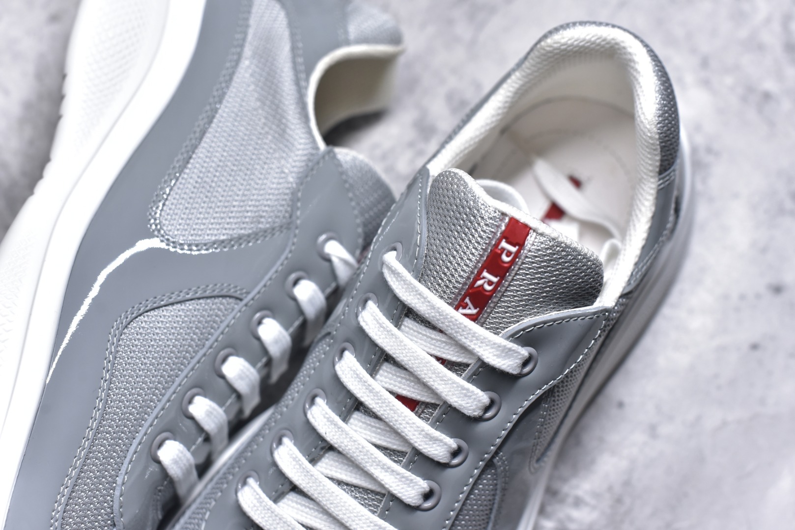 图片[9]-#外贸鬼佬版 东莞纯原顶级品质 原版一比一开发 普拉达 Prada Linea Rossa 徽标彰显独特的设计格调 （正品原版黑色外盒版本⚠️）海外畅销版 低帮休闲运动鞋 3厘米轻质柔韧鞋底 橡胶胎面花纹 海淘代购同渠道品质 高端零售 外贸充正专供 完美楦型 正确卡色 质感媲美原版 细节与原版一致 请注意区分市面版本 尺码：40 41 42 43 44 45 46 47-选品中心