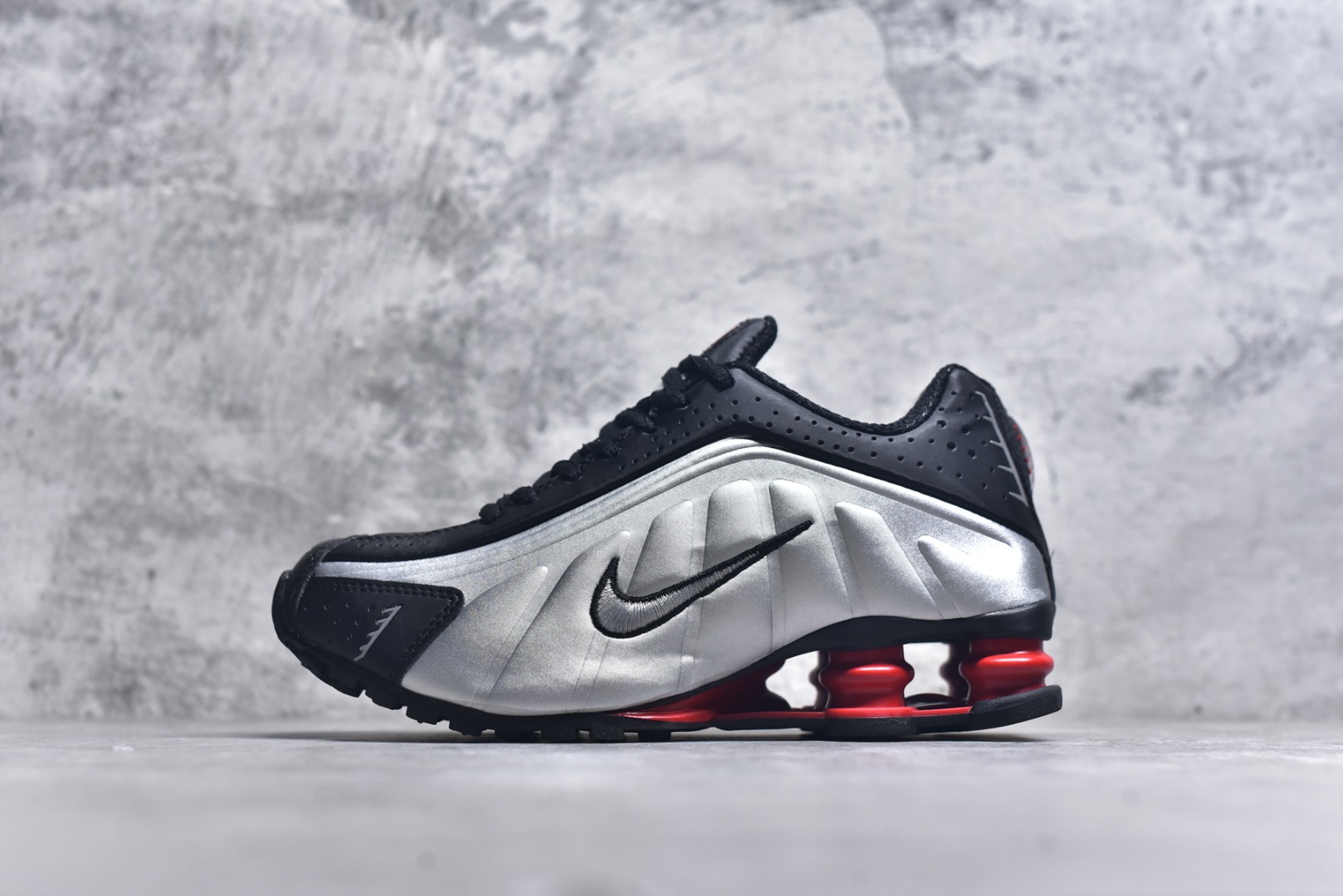 #Nike Shox R4 高科技专利气柱弹簧跑步鞋 子弹 文斯卡特 原厂材质 随意对比任何版本 货号：AR3565 011 尺码：36-45-选品中心