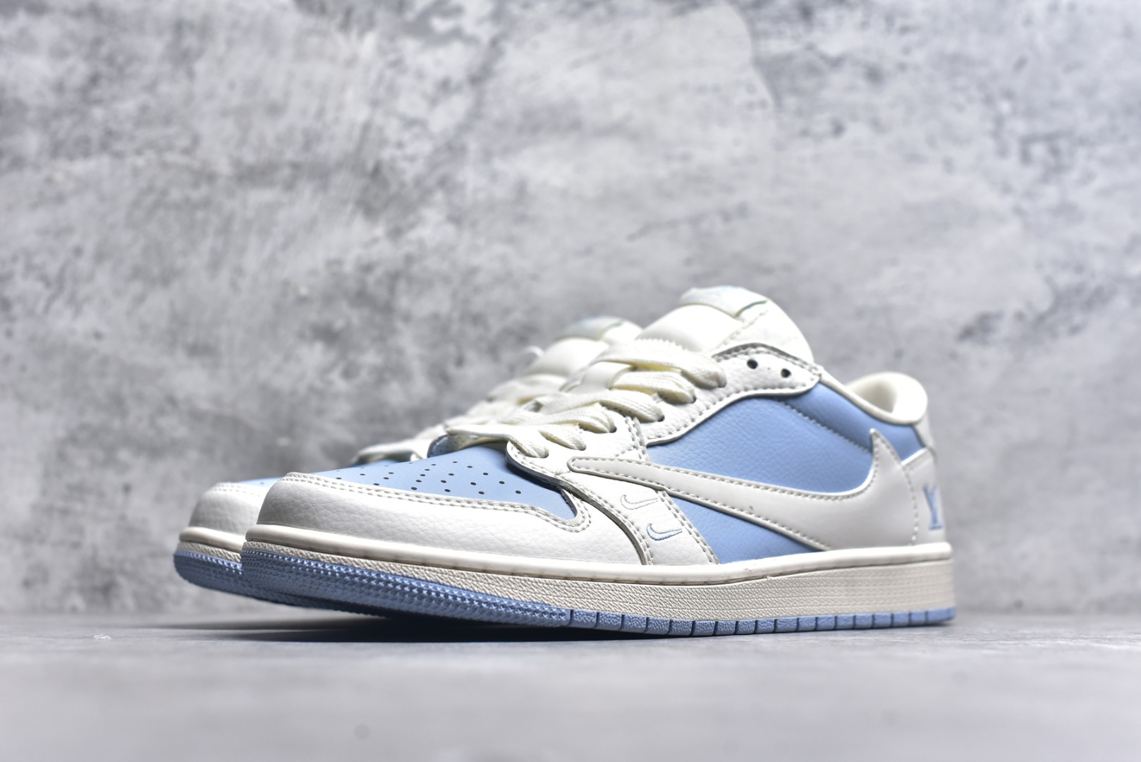 图片[2]-#Travis Scott x Fragment Design x Jordan Air Jordan 1 Low OG SP AJ1 乔1 LV蔚蓝双勾 低帮文化休闲板鞋 BB6588-103 #多方联名合作融合了Travis Scott 独特的音乐风格，藤原浩个性的设计风格以及Jordan品牌的经典元素 使其成为一双具有独特身份和价值的鞋子 清新而立体的外观加上联名标识更突出了其独特身份 这种配色方案显示出活力和时尚感 在视觉上引人注目 鞋身的质感和细腻的细节处理使其显得高端而格调十足 这款“倒钩”联名是设计与创意完美结合 融合多方的个性风格是一款备受瞩目的潮流鞋款 尺码：36 36.5 37.5 38 38.5 39 40 40.5 41 42 42.5 43 44 44.5 45 9.E5-选品中心
