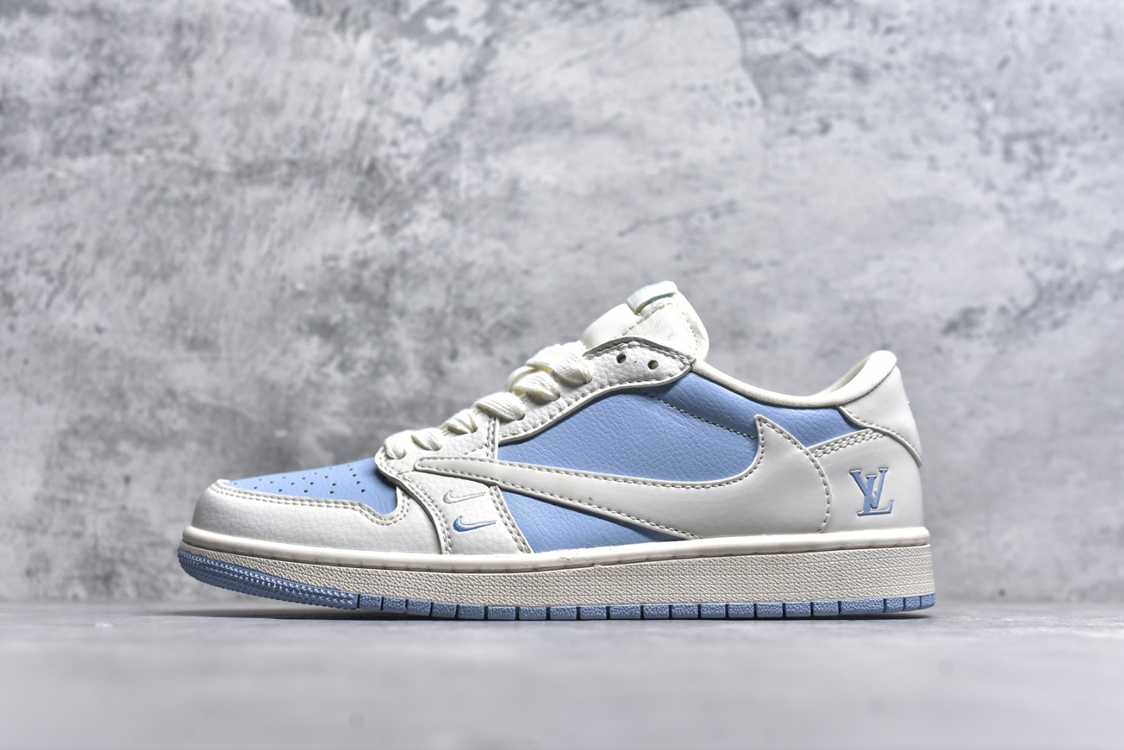 #Travis Scott x Fragment Design x Jordan Air Jordan 1 Low OG SP AJ1 乔1 LV蔚蓝双勾 低帮文化休闲板鞋 BB6588-103 #多方联名合作融合了Travis Scott 独特的音乐风格，藤原浩个性的设计风格以及Jordan品牌的经典元素 使其成为一双具有独特身份和价值的鞋子 清新而立体的外观加上联名标识更突出了其独特身份 这种配色方案显示出活力和时尚感 在视觉上引人注目 鞋身的质感和细腻的细节处理使其显得高端而格调十足 这款“倒钩”联名是设计与创意完美结合 融合多方的个性风格是一款备受瞩目的潮流鞋款 尺码：36 36.5 37.5 38 38.5 39 40 40.5 41 42 42.5 43 44 44.5 45 9.E5-选品中心