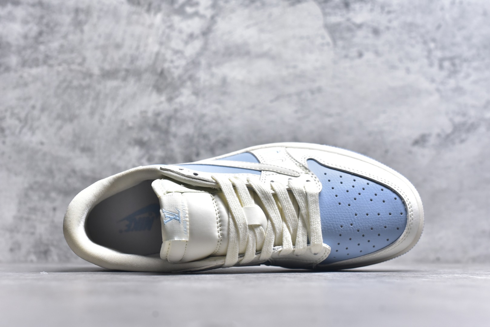 图片[4]-#Travis Scott x Fragment Design x Jordan Air Jordan 1 Low OG SP AJ1 乔1 LV蔚蓝双勾 低帮文化休闲板鞋 BB6588-103 #多方联名合作融合了Travis Scott 独特的音乐风格，藤原浩个性的设计风格以及Jordan品牌的经典元素 使其成为一双具有独特身份和价值的鞋子 清新而立体的外观加上联名标识更突出了其独特身份 这种配色方案显示出活力和时尚感 在视觉上引人注目 鞋身的质感和细腻的细节处理使其显得高端而格调十足 这款“倒钩”联名是设计与创意完美结合 融合多方的个性风格是一款备受瞩目的潮流鞋款 尺码：36 36.5 37.5 38 38.5 39 40 40.5 41 42 42.5 43 44 44.5 45 9.E5-选品中心