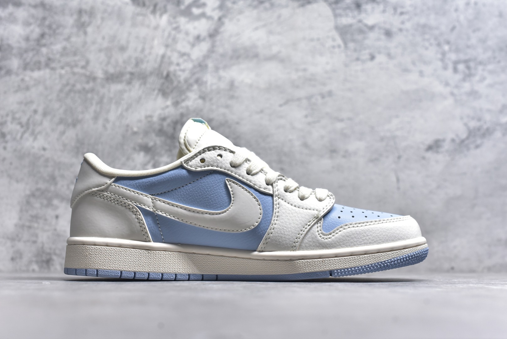 图片[3]-#Travis Scott x Fragment Design x Jordan Air Jordan 1 Low OG SP AJ1 乔1 LV蔚蓝双勾 低帮文化休闲板鞋 BB6588-103 #多方联名合作融合了Travis Scott 独特的音乐风格，藤原浩个性的设计风格以及Jordan品牌的经典元素 使其成为一双具有独特身份和价值的鞋子 清新而立体的外观加上联名标识更突出了其独特身份 这种配色方案显示出活力和时尚感 在视觉上引人注目 鞋身的质感和细腻的细节处理使其显得高端而格调十足 这款“倒钩”联名是设计与创意完美结合 融合多方的个性风格是一款备受瞩目的潮流鞋款 尺码：36 36.5 37.5 38 38.5 39 40 40.5 41 42 42.5 43 44 44.5 45 9.E5-选品中心