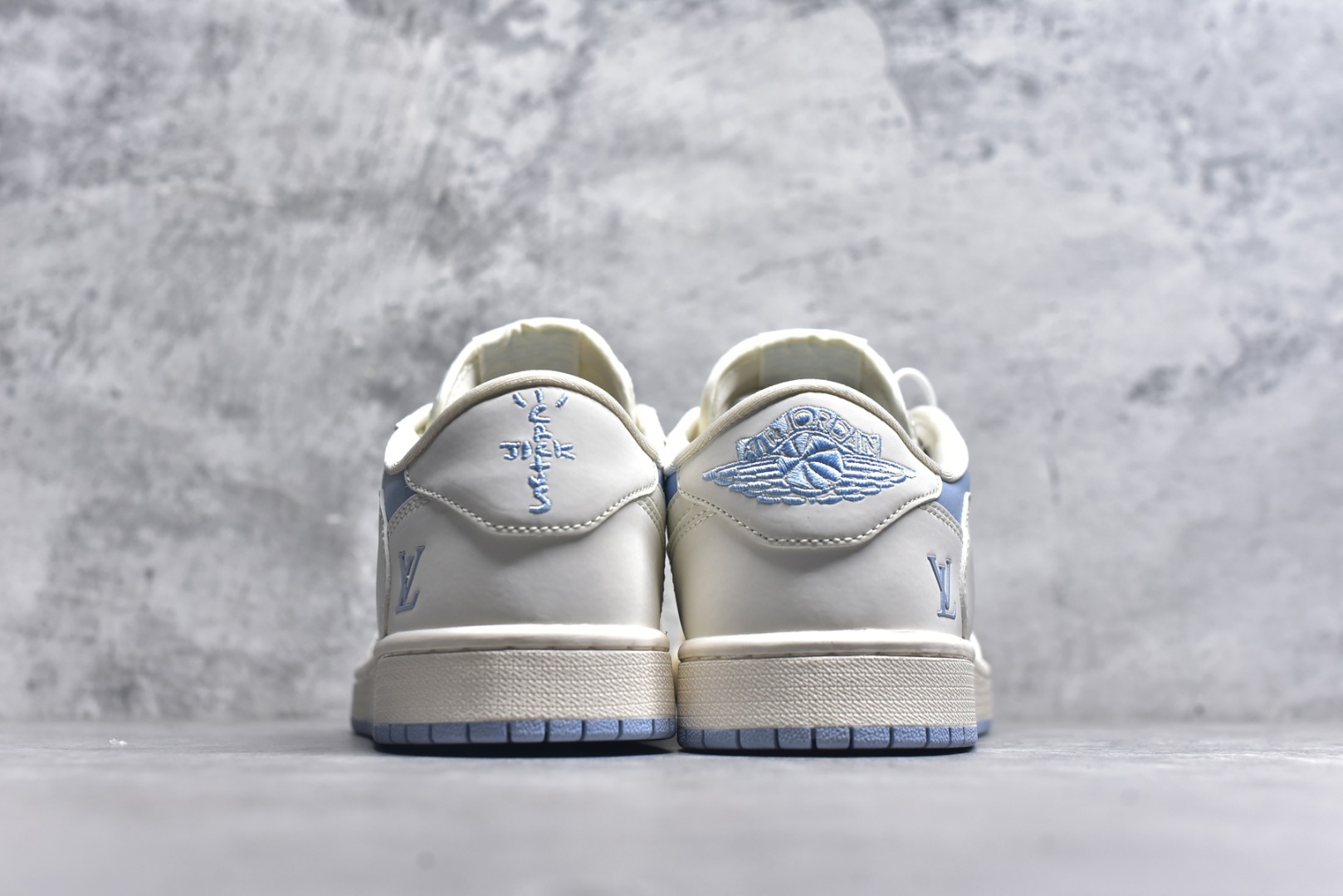 图片[5]-#Travis Scott x Fragment Design x Jordan Air Jordan 1 Low OG SP AJ1 乔1 LV蔚蓝双勾 低帮文化休闲板鞋 BB6588-103 #多方联名合作融合了Travis Scott 独特的音乐风格，藤原浩个性的设计风格以及Jordan品牌的经典元素 使其成为一双具有独特身份和价值的鞋子 清新而立体的外观加上联名标识更突出了其独特身份 这种配色方案显示出活力和时尚感 在视觉上引人注目 鞋身的质感和细腻的细节处理使其显得高端而格调十足 这款“倒钩”联名是设计与创意完美结合 融合多方的个性风格是一款备受瞩目的潮流鞋款 尺码：36 36.5 37.5 38 38.5 39 40 40.5 41 42 42.5 43 44 44.5 45 9.E5-选品中心