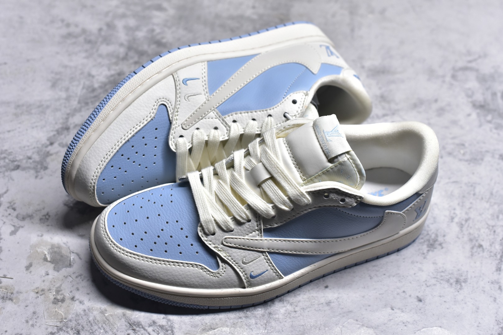 图片[7]-#Travis Scott x Fragment Design x Jordan Air Jordan 1 Low OG SP AJ1 乔1 LV蔚蓝双勾 低帮文化休闲板鞋 BB6588-103 #多方联名合作融合了Travis Scott 独特的音乐风格，藤原浩个性的设计风格以及Jordan品牌的经典元素 使其成为一双具有独特身份和价值的鞋子 清新而立体的外观加上联名标识更突出了其独特身份 这种配色方案显示出活力和时尚感 在视觉上引人注目 鞋身的质感和细腻的细节处理使其显得高端而格调十足 这款“倒钩”联名是设计与创意完美结合 融合多方的个性风格是一款备受瞩目的潮流鞋款 尺码：36 36.5 37.5 38 38.5 39 40 40.5 41 42 42.5 43 44 44.5 45 9.E5-选品中心