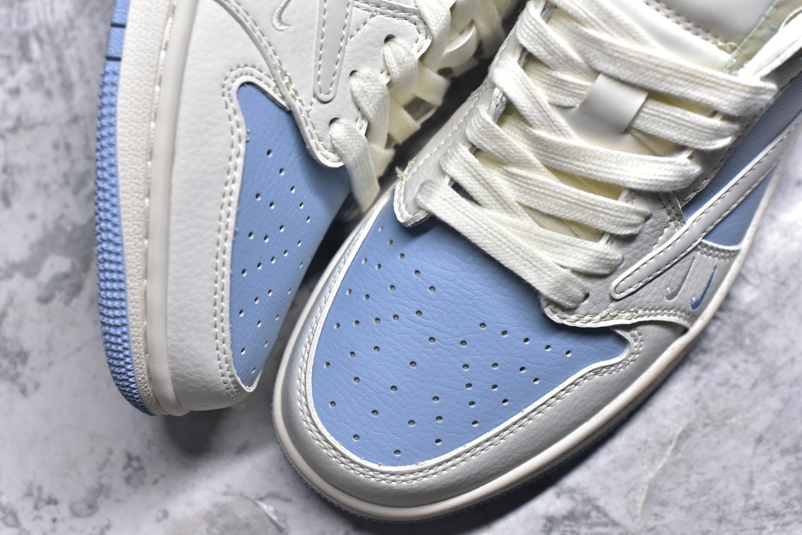 图片[8]-#Travis Scott x Fragment Design x Jordan Air Jordan 1 Low OG SP AJ1 乔1 LV蔚蓝双勾 低帮文化休闲板鞋 BB6588-103 #多方联名合作融合了Travis Scott 独特的音乐风格，藤原浩个性的设计风格以及Jordan品牌的经典元素 使其成为一双具有独特身份和价值的鞋子 清新而立体的外观加上联名标识更突出了其独特身份 这种配色方案显示出活力和时尚感 在视觉上引人注目 鞋身的质感和细腻的细节处理使其显得高端而格调十足 这款“倒钩”联名是设计与创意完美结合 融合多方的个性风格是一款备受瞩目的潮流鞋款 尺码：36 36.5 37.5 38 38.5 39 40 40.5 41 42 42.5 43 44 44.5 45 9.E5-选品中心