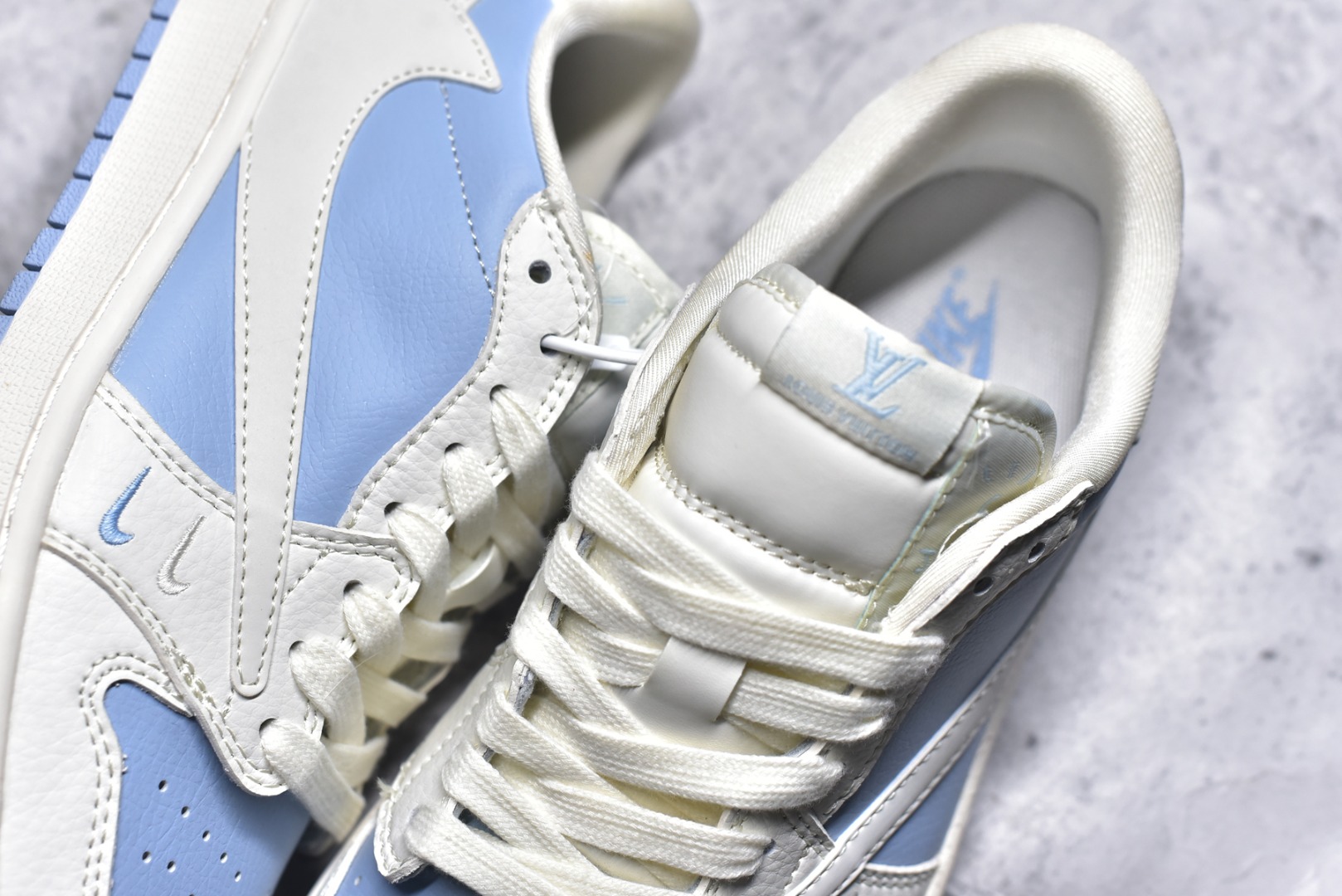 图片[9]-#Travis Scott x Fragment Design x Jordan Air Jordan 1 Low OG SP AJ1 乔1 LV蔚蓝双勾 低帮文化休闲板鞋 BB6588-103 #多方联名合作融合了Travis Scott 独特的音乐风格，藤原浩个性的设计风格以及Jordan品牌的经典元素 使其成为一双具有独特身份和价值的鞋子 清新而立体的外观加上联名标识更突出了其独特身份 这种配色方案显示出活力和时尚感 在视觉上引人注目 鞋身的质感和细腻的细节处理使其显得高端而格调十足 这款“倒钩”联名是设计与创意完美结合 融合多方的个性风格是一款备受瞩目的潮流鞋款 尺码：36 36.5 37.5 38 38.5 39 40 40.5 41 42 42.5 43 44 44.5 45 9.E5-选品中心