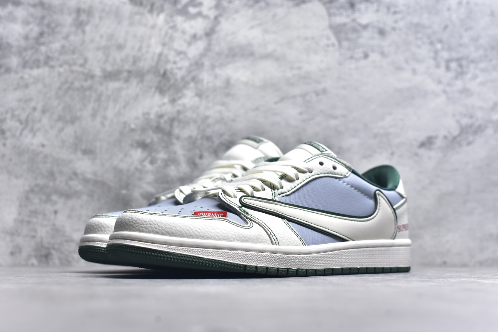 图片[2]-#Travis Scott x Fragment Design x Air Jordan 1 Low OG SP AJ1 乔1 Supreme联名 米灰军绿 低帮文化休闲板鞋 JW1188-149 #多方联名合作融合了Travis Scott 独特的音乐风格，藤原浩个性的设计风格以及Jordan品牌的经典元素 使其成为一双具有独特身份和价值的鞋子 清新而立体的外观加上联名标识更突出了其独特身份 这种配色方案显示出活力和时尚感 在视觉上引人注目 鞋身的质感和细腻的细节处理使其显得高端而格调十足 这款“倒钩”联名是设计与创意完美结合 融合多方的个性风格是一款备受瞩目的潮流鞋款 尺码：36 36.5 37.5 38 38.5 39 40 40.5 41 42 42.5 43 44 44.5 45 9.E5-选品中心