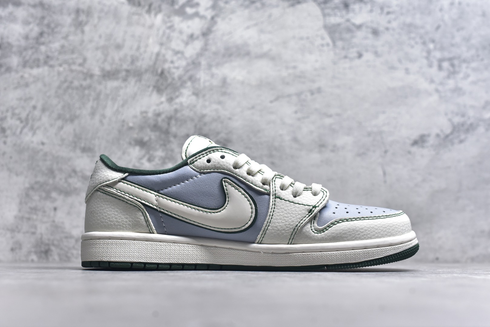 图片[3]-#Travis Scott x Fragment Design x Air Jordan 1 Low OG SP AJ1 乔1 Supreme联名 米灰军绿 低帮文化休闲板鞋 JW1188-149 #多方联名合作融合了Travis Scott 独特的音乐风格，藤原浩个性的设计风格以及Jordan品牌的经典元素 使其成为一双具有独特身份和价值的鞋子 清新而立体的外观加上联名标识更突出了其独特身份 这种配色方案显示出活力和时尚感 在视觉上引人注目 鞋身的质感和细腻的细节处理使其显得高端而格调十足 这款“倒钩”联名是设计与创意完美结合 融合多方的个性风格是一款备受瞩目的潮流鞋款 尺码：36 36.5 37.5 38 38.5 39 40 40.5 41 42 42.5 43 44 44.5 45 9.E5-选品中心