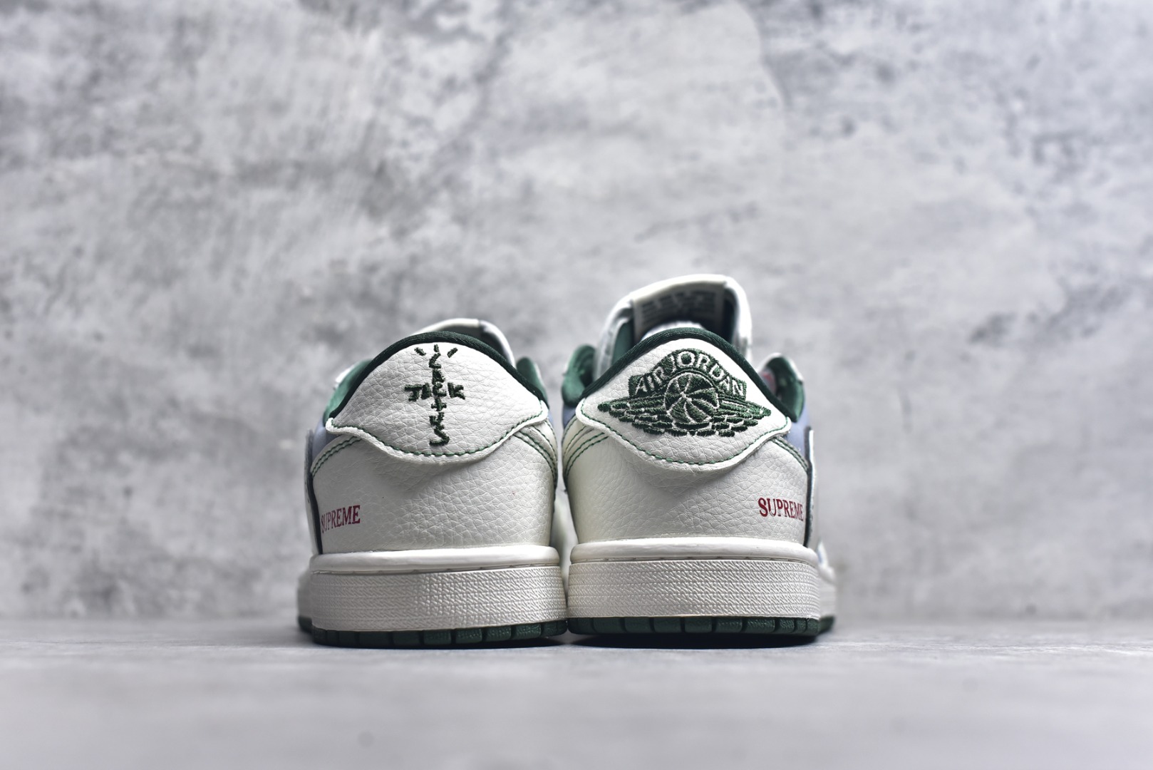 图片[5]-#Travis Scott x Fragment Design x Air Jordan 1 Low OG SP AJ1 乔1 Supreme联名 米灰军绿 低帮文化休闲板鞋 JW1188-149 #多方联名合作融合了Travis Scott 独特的音乐风格，藤原浩个性的设计风格以及Jordan品牌的经典元素 使其成为一双具有独特身份和价值的鞋子 清新而立体的外观加上联名标识更突出了其独特身份 这种配色方案显示出活力和时尚感 在视觉上引人注目 鞋身的质感和细腻的细节处理使其显得高端而格调十足 这款“倒钩”联名是设计与创意完美结合 融合多方的个性风格是一款备受瞩目的潮流鞋款 尺码：36 36.5 37.5 38 38.5 39 40 40.5 41 42 42.5 43 44 44.5 45 9.E5-选品中心