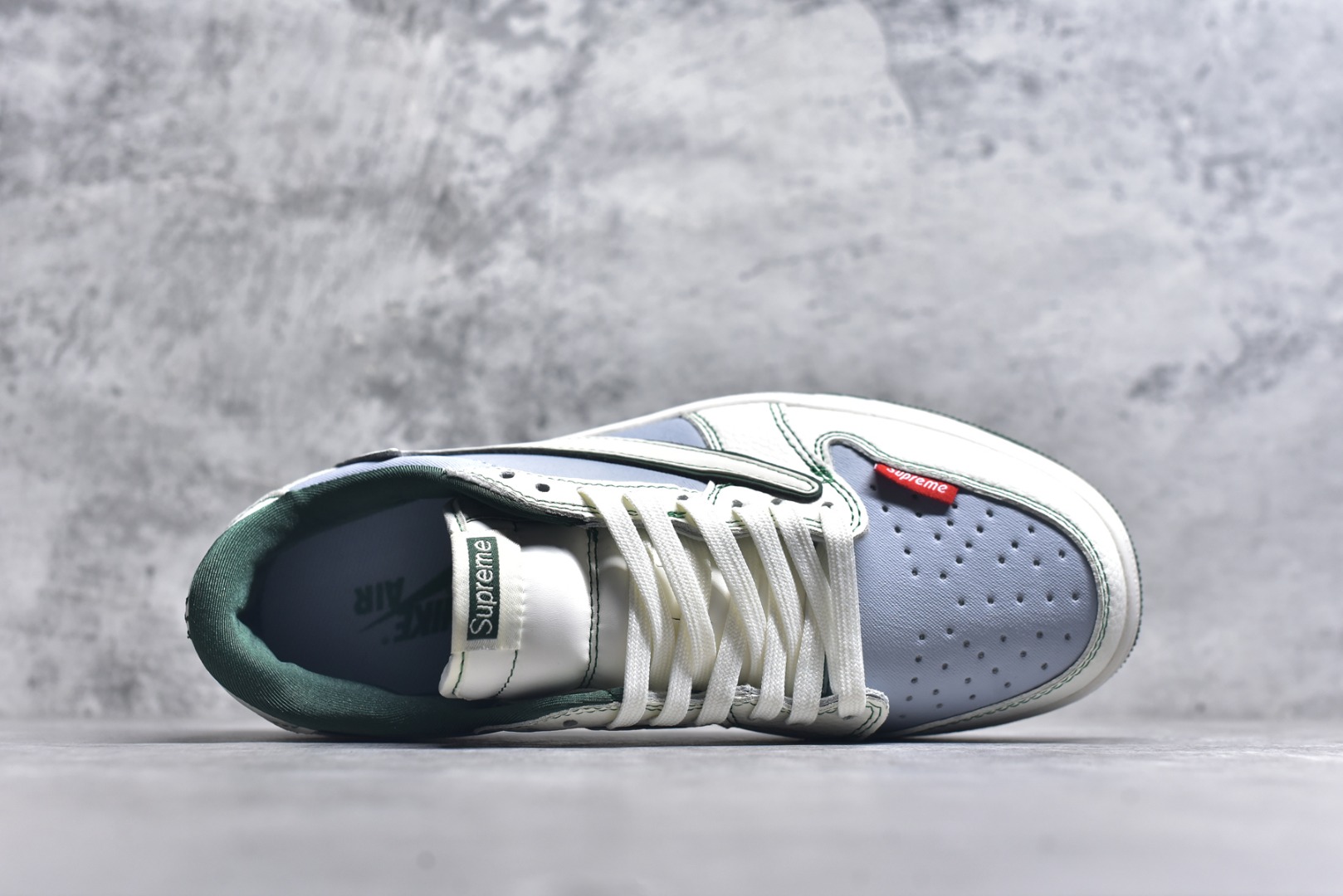 图片[4]-#Travis Scott x Fragment Design x Air Jordan 1 Low OG SP AJ1 乔1 Supreme联名 米灰军绿 低帮文化休闲板鞋 JW1188-149 #多方联名合作融合了Travis Scott 独特的音乐风格，藤原浩个性的设计风格以及Jordan品牌的经典元素 使其成为一双具有独特身份和价值的鞋子 清新而立体的外观加上联名标识更突出了其独特身份 这种配色方案显示出活力和时尚感 在视觉上引人注目 鞋身的质感和细腻的细节处理使其显得高端而格调十足 这款“倒钩”联名是设计与创意完美结合 融合多方的个性风格是一款备受瞩目的潮流鞋款 尺码：36 36.5 37.5 38 38.5 39 40 40.5 41 42 42.5 43 44 44.5 45 9.E5-选品中心