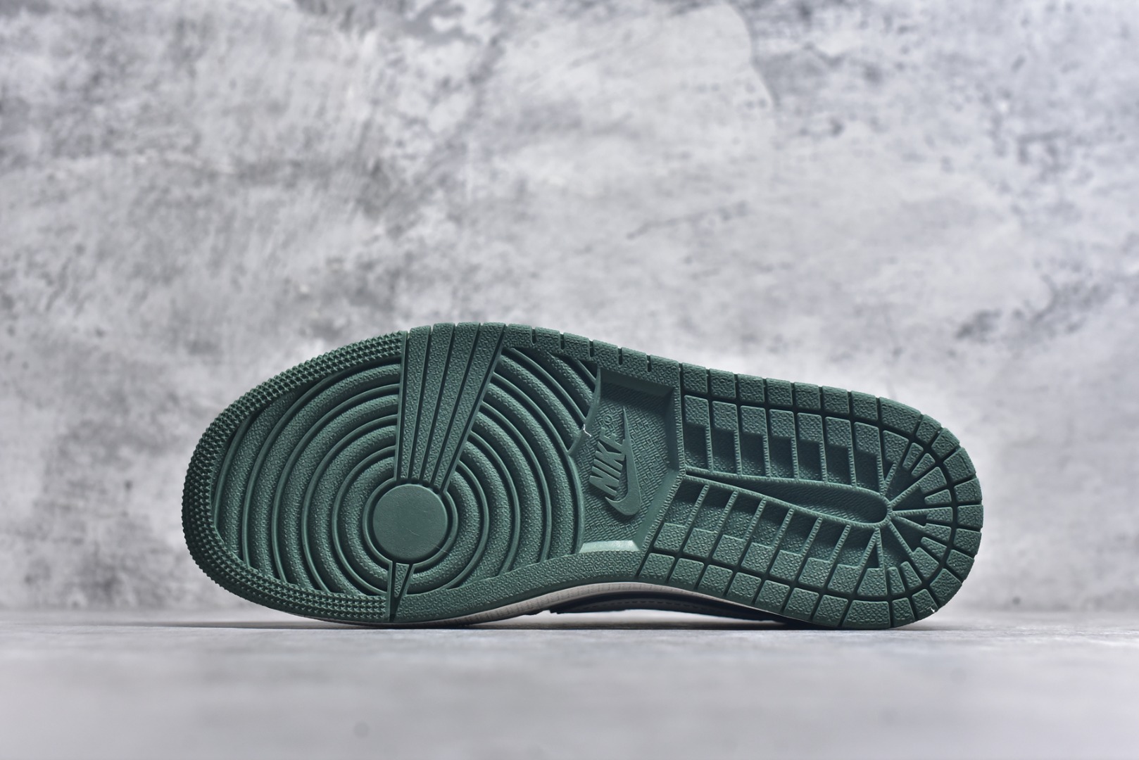 图片[6]-#Travis Scott x Fragment Design x Air Jordan 1 Low OG SP AJ1 乔1 Supreme联名 米灰军绿 低帮文化休闲板鞋 JW1188-149 #多方联名合作融合了Travis Scott 独特的音乐风格，藤原浩个性的设计风格以及Jordan品牌的经典元素 使其成为一双具有独特身份和价值的鞋子 清新而立体的外观加上联名标识更突出了其独特身份 这种配色方案显示出活力和时尚感 在视觉上引人注目 鞋身的质感和细腻的细节处理使其显得高端而格调十足 这款“倒钩”联名是设计与创意完美结合 融合多方的个性风格是一款备受瞩目的潮流鞋款 尺码：36 36.5 37.5 38 38.5 39 40 40.5 41 42 42.5 43 44 44.5 45 9.E5-选品中心