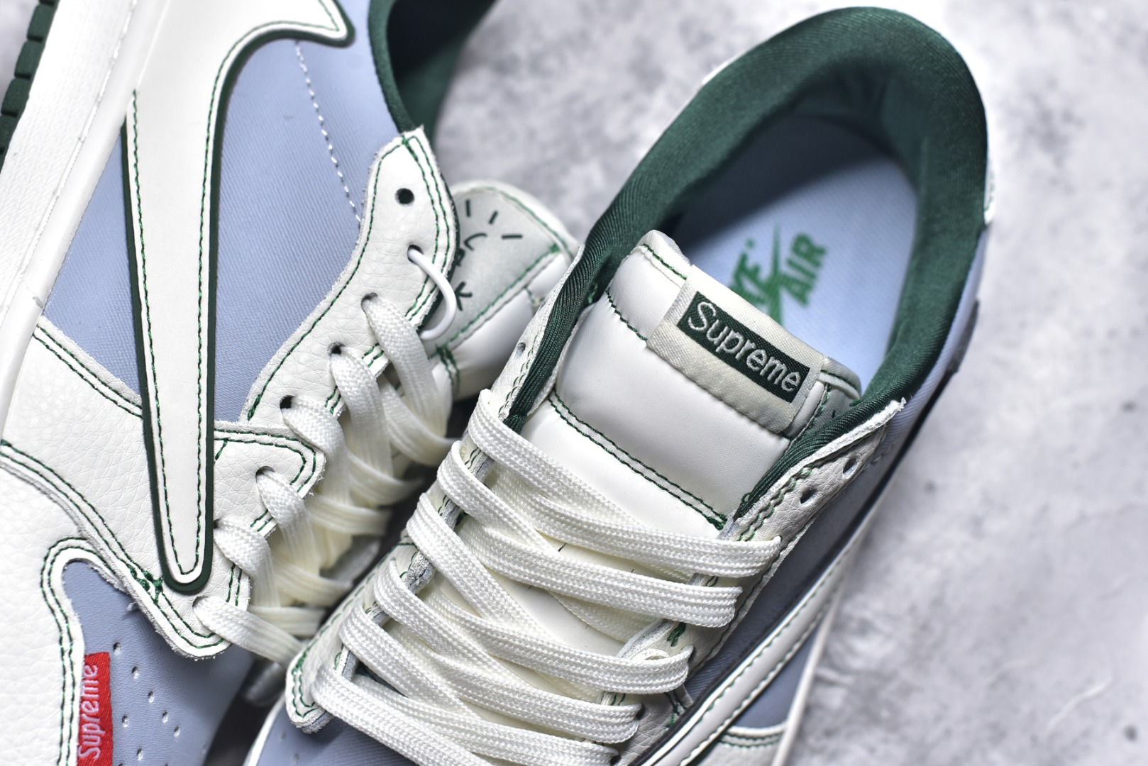 图片[9]-#Travis Scott x Fragment Design x Air Jordan 1 Low OG SP AJ1 乔1 Supreme联名 米灰军绿 低帮文化休闲板鞋 JW1188-149 #多方联名合作融合了Travis Scott 独特的音乐风格，藤原浩个性的设计风格以及Jordan品牌的经典元素 使其成为一双具有独特身份和价值的鞋子 清新而立体的外观加上联名标识更突出了其独特身份 这种配色方案显示出活力和时尚感 在视觉上引人注目 鞋身的质感和细腻的细节处理使其显得高端而格调十足 这款“倒钩”联名是设计与创意完美结合 融合多方的个性风格是一款备受瞩目的潮流鞋款 尺码：36 36.5 37.5 38 38.5 39 40 40.5 41 42 42.5 43 44 44.5 45 9.E5-选品中心