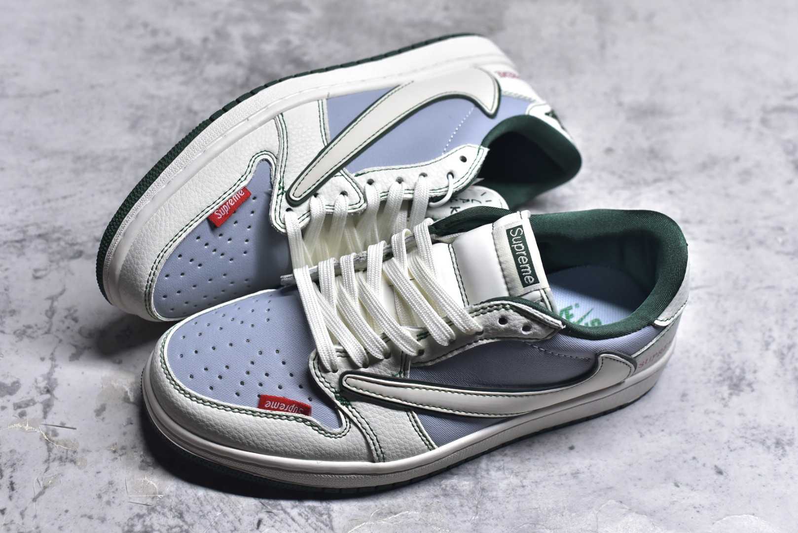 图片[7]-#Travis Scott x Fragment Design x Air Jordan 1 Low OG SP AJ1 乔1 Supreme联名 米灰军绿 低帮文化休闲板鞋 JW1188-149 #多方联名合作融合了Travis Scott 独特的音乐风格，藤原浩个性的设计风格以及Jordan品牌的经典元素 使其成为一双具有独特身份和价值的鞋子 清新而立体的外观加上联名标识更突出了其独特身份 这种配色方案显示出活力和时尚感 在视觉上引人注目 鞋身的质感和细腻的细节处理使其显得高端而格调十足 这款“倒钩”联名是设计与创意完美结合 融合多方的个性风格是一款备受瞩目的潮流鞋款 尺码：36 36.5 37.5 38 38.5 39 40 40.5 41 42 42.5 43 44 44.5 45 9.E5-选品中心