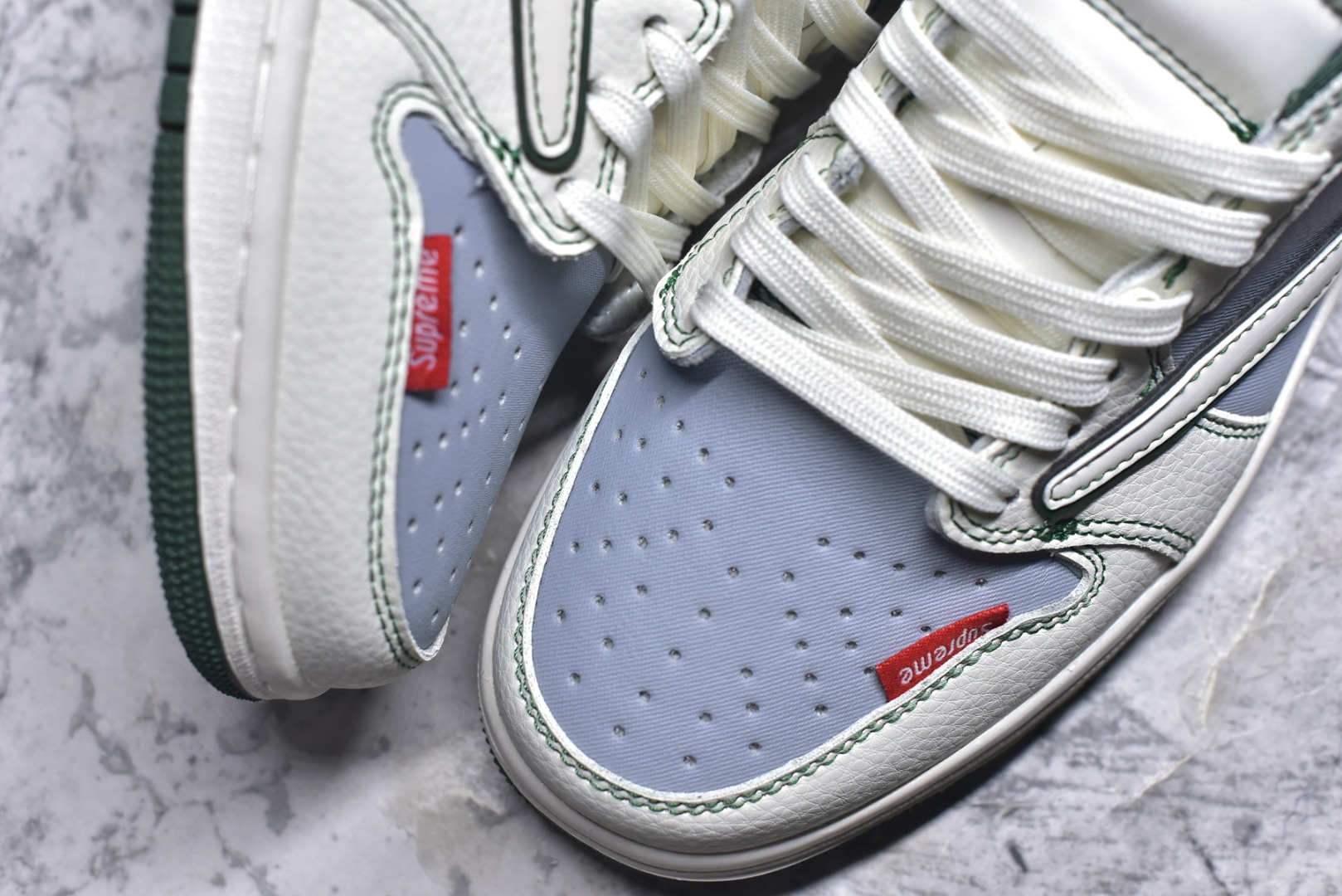 图片[8]-#Travis Scott x Fragment Design x Air Jordan 1 Low OG SP AJ1 乔1 Supreme联名 米灰军绿 低帮文化休闲板鞋 JW1188-149 #多方联名合作融合了Travis Scott 独特的音乐风格，藤原浩个性的设计风格以及Jordan品牌的经典元素 使其成为一双具有独特身份和价值的鞋子 清新而立体的外观加上联名标识更突出了其独特身份 这种配色方案显示出活力和时尚感 在视觉上引人注目 鞋身的质感和细腻的细节处理使其显得高端而格调十足 这款“倒钩”联名是设计与创意完美结合 融合多方的个性风格是一款备受瞩目的潮流鞋款 尺码：36 36.5 37.5 38 38.5 39 40 40.5 41 42 42.5 43 44 44.5 45 9.E5-选品中心