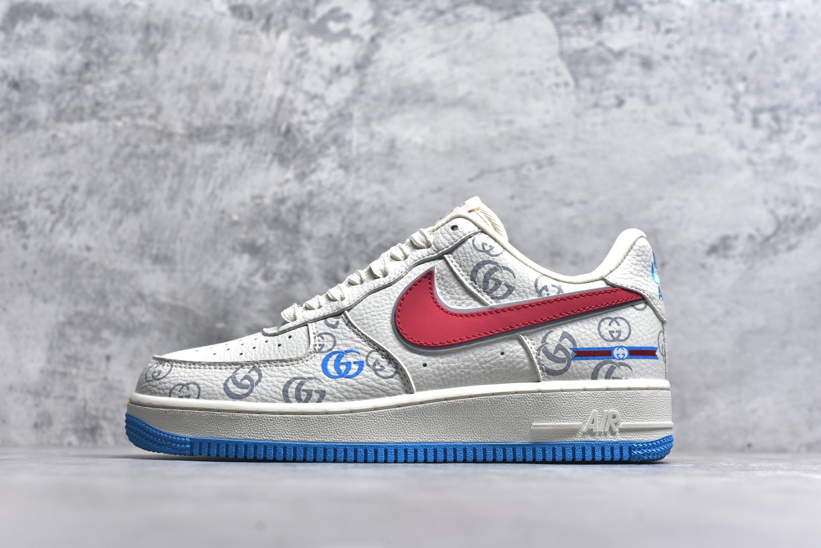 #Nike Air Force 1\'07 Low 古驰联名 白红蓝 空军一号低帮休闲板鞋 SC0601-572 #高级夜光效果 工艺难度大 原楦头原纸板 原装鞋盒 原厂鞋底 超高清洁度 细节完美 尺码：36 36.5 37.5 38 38.5 39 40 40.5 41 42 42.5 43 44 44.5 45 9.D4-选品中心