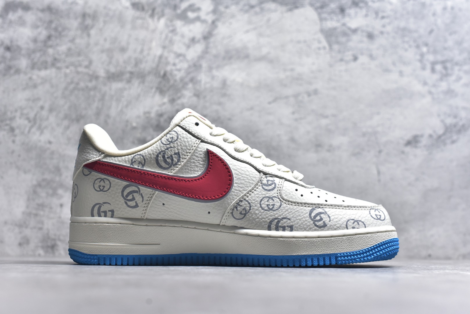 图片[3]-#Nike Air Force 1\’07 Low 古驰联名 白红蓝 空军一号低帮休闲板鞋 SC0601-572 #高级夜光效果 工艺难度大 原楦头原纸板 原装鞋盒 原厂鞋底 超高清洁度 细节完美 尺码：36 36.5 37.5 38 38.5 39 40 40.5 41 42 42.5 43 44 44.5 45 9.D4-选品中心