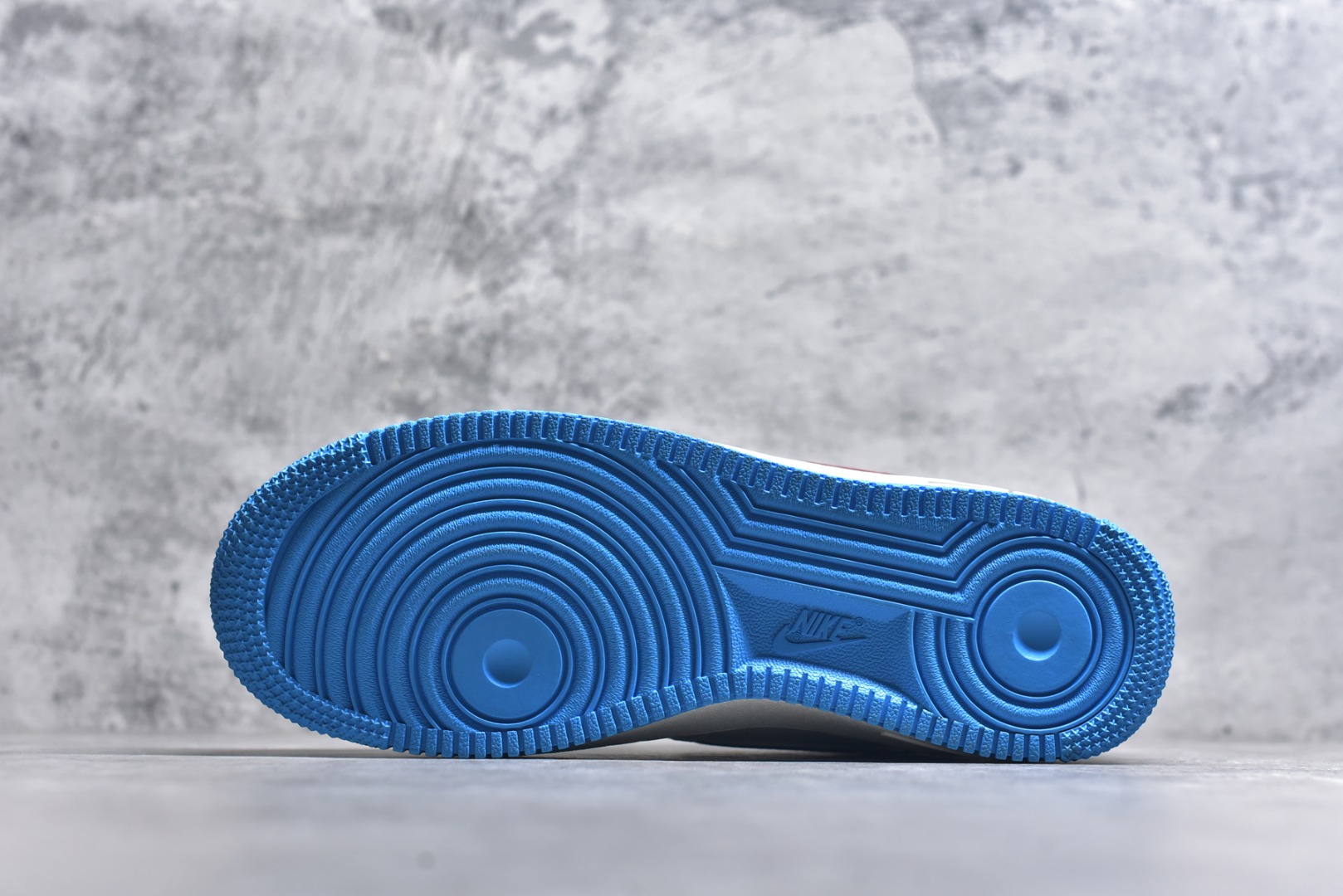 图片[6]-#Nike Air Force 1\’07 Low 古驰联名 白红蓝 空军一号低帮休闲板鞋 SC0601-572 #高级夜光效果 工艺难度大 原楦头原纸板 原装鞋盒 原厂鞋底 超高清洁度 细节完美 尺码：36 36.5 37.5 38 38.5 39 40 40.5 41 42 42.5 43 44 44.5 45 9.D4-选品中心