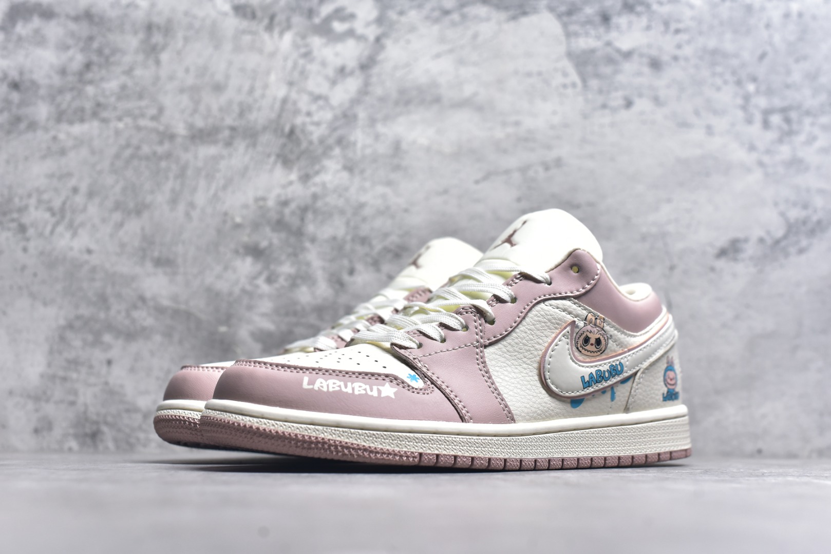 图片[2]-#海外爆款限量发售！Nike Jordan Air Jordan 1“米粉拉布布” 高端定制 低帮 复古 减震 防滑 耐磨 篮球鞋 定制鞋盒 大厂纯原品质出货 超高清洁度 皮料切割干净无任何毛边 细节完美 货号：QG2025-005 尺码：36 36.5 37.5 38 38.5 39 40 40.5 41 42 42.5 43 44 44.5 45-选品中心