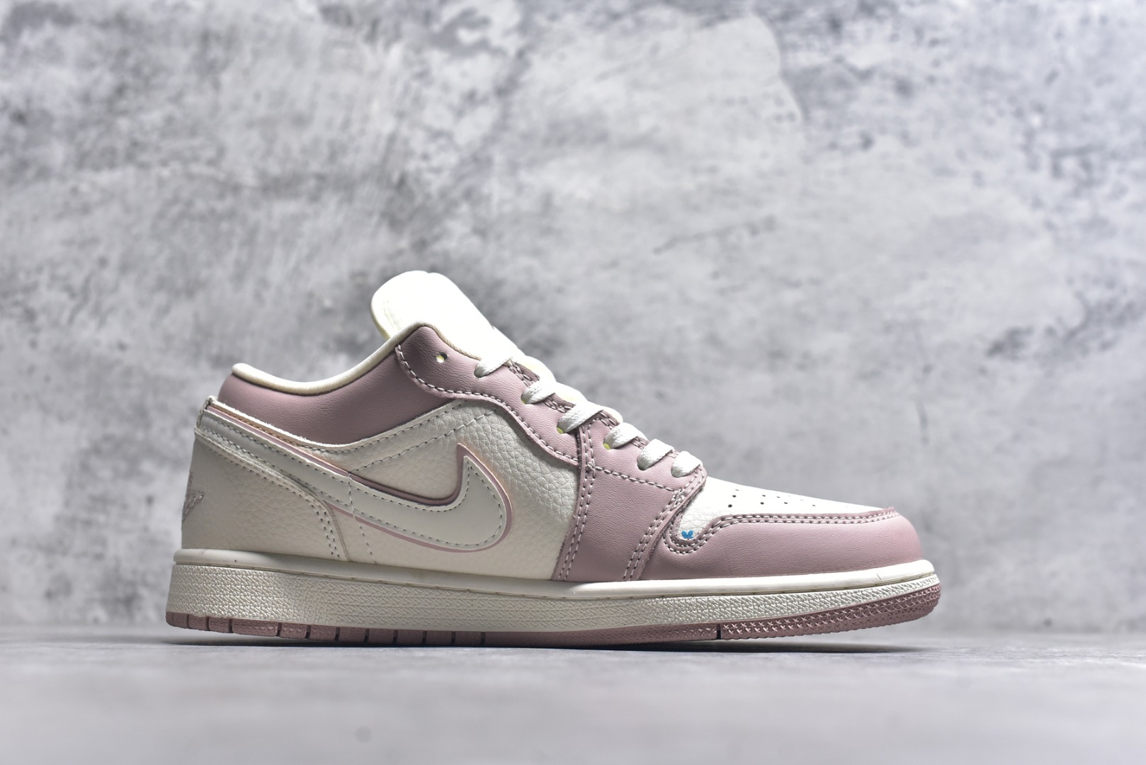 图片[3]-#海外爆款限量发售！Nike Jordan Air Jordan 1“米粉拉布布” 高端定制 低帮 复古 减震 防滑 耐磨 篮球鞋 定制鞋盒 大厂纯原品质出货 超高清洁度 皮料切割干净无任何毛边 细节完美 货号：QG2025-005 尺码：36 36.5 37.5 38 38.5 39 40 40.5 41 42 42.5 43 44 44.5 45-选品中心