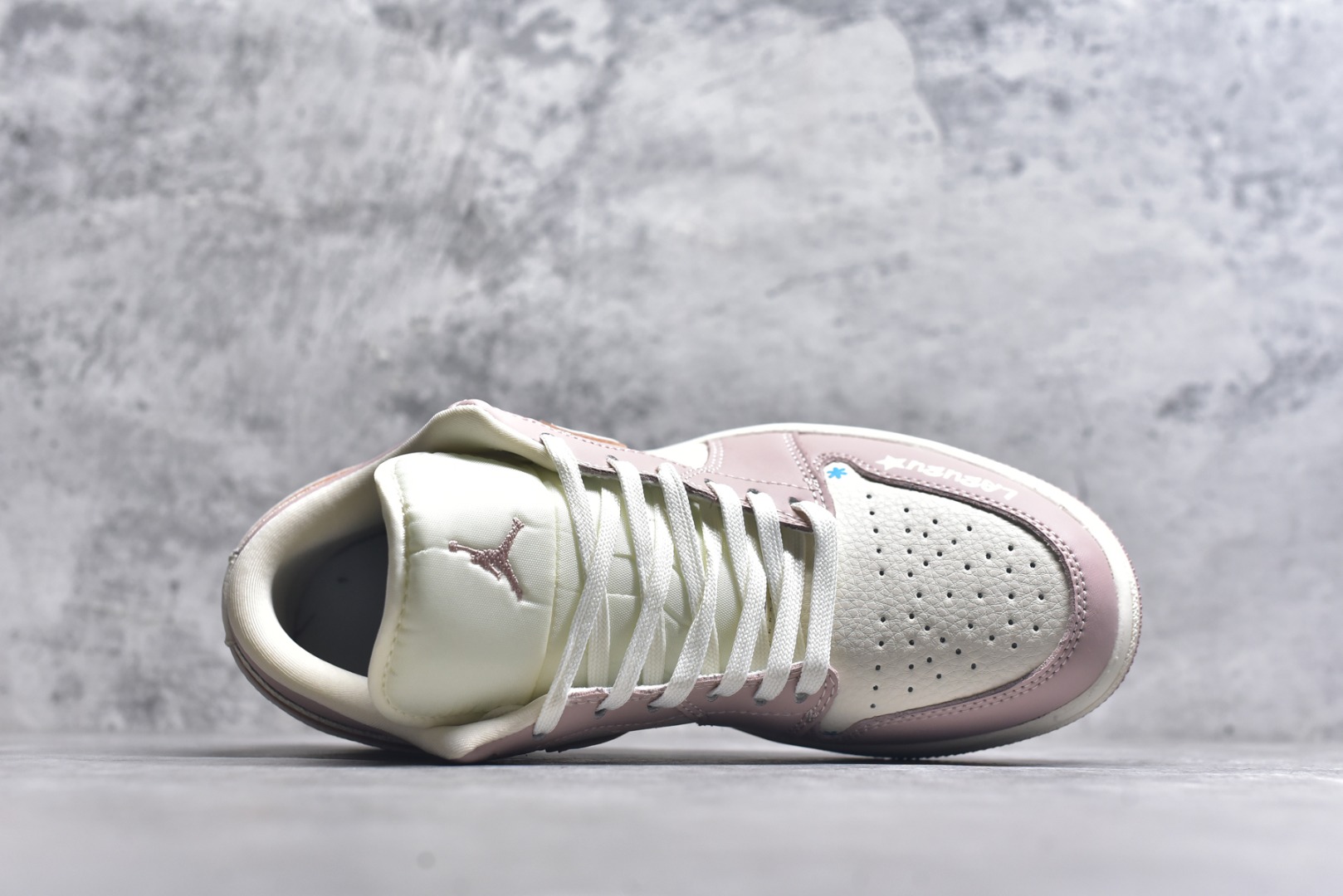 图片[4]-#海外爆款限量发售！Nike Jordan Air Jordan 1“米粉拉布布” 高端定制 低帮 复古 减震 防滑 耐磨 篮球鞋 定制鞋盒 大厂纯原品质出货 超高清洁度 皮料切割干净无任何毛边 细节完美 货号：QG2025-005 尺码：36 36.5 37.5 38 38.5 39 40 40.5 41 42 42.5 43 44 44.5 45-选品中心