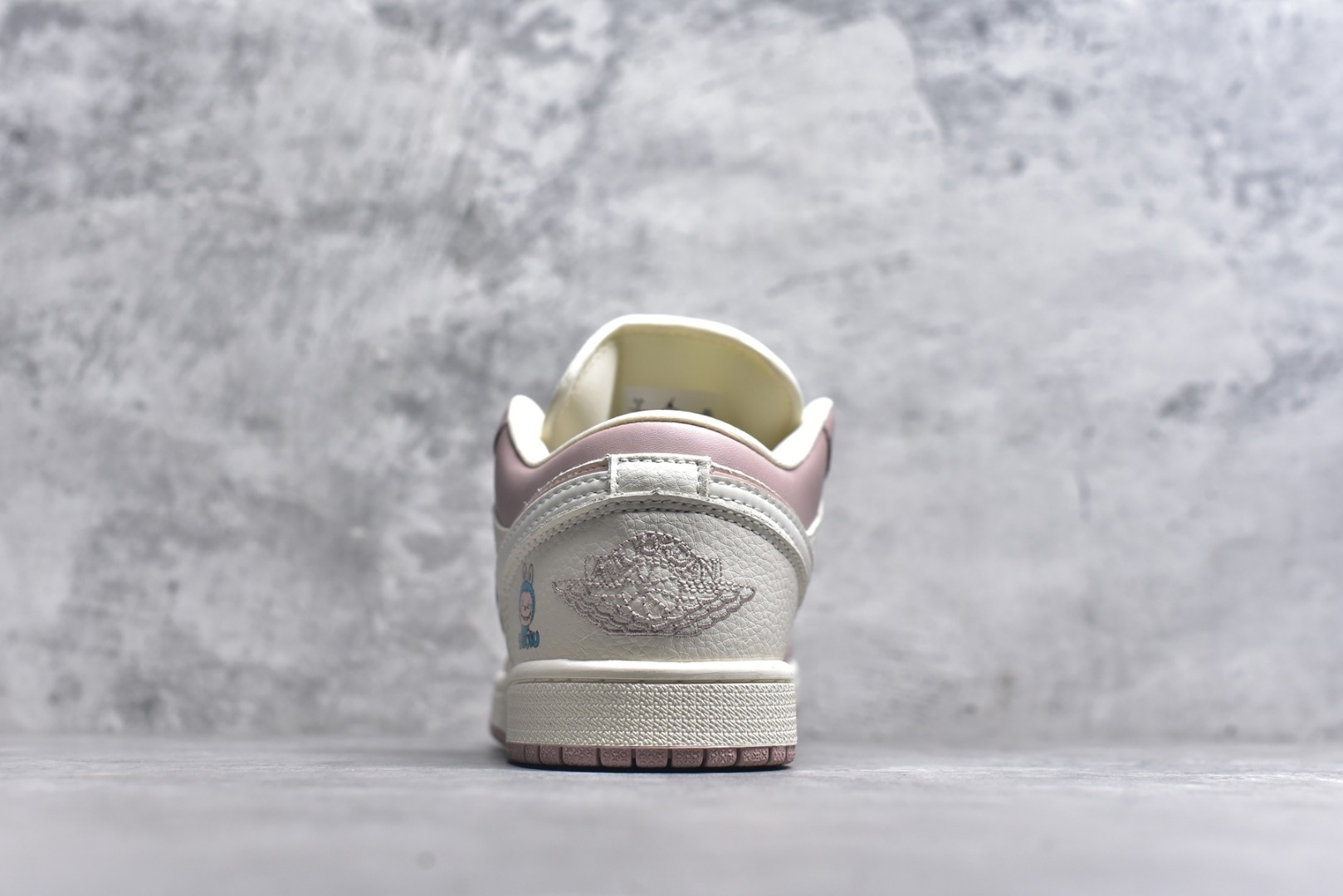 图片[5]-#海外爆款限量发售！Nike Jordan Air Jordan 1“米粉拉布布” 高端定制 低帮 复古 减震 防滑 耐磨 篮球鞋 定制鞋盒 大厂纯原品质出货 超高清洁度 皮料切割干净无任何毛边 细节完美 货号：QG2025-005 尺码：36 36.5 37.5 38 38.5 39 40 40.5 41 42 42.5 43 44 44.5 45-选品中心