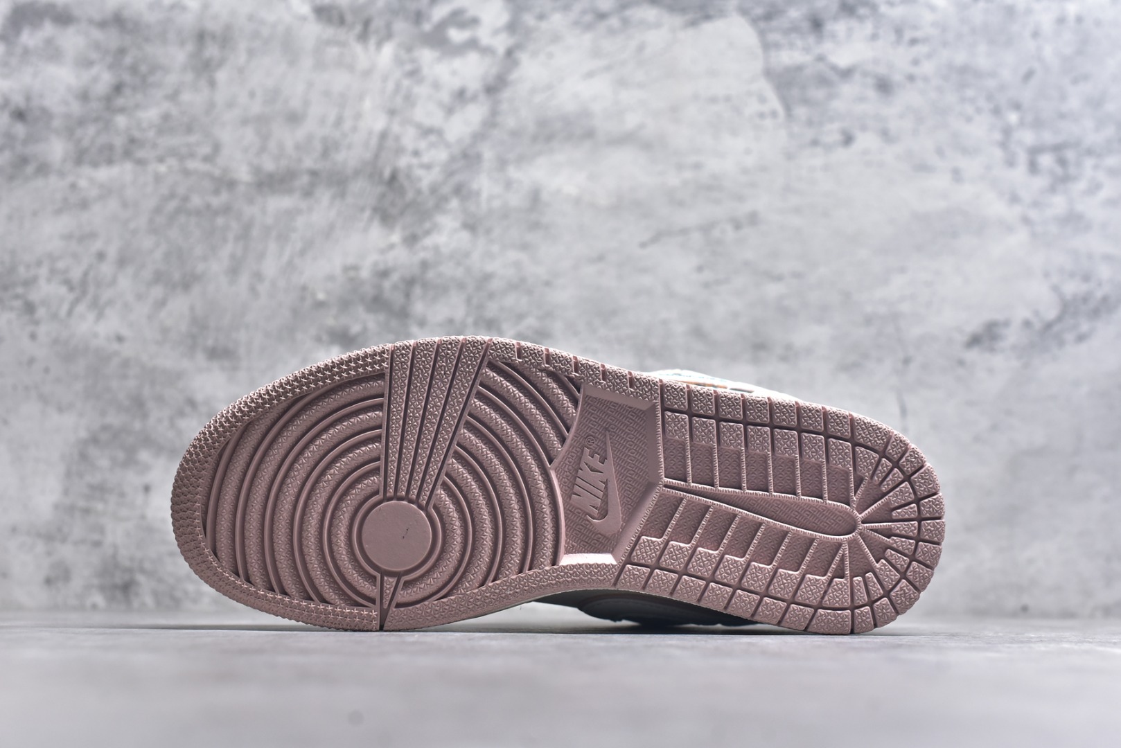 图片[6]-#海外爆款限量发售！Nike Jordan Air Jordan 1“米粉拉布布” 高端定制 低帮 复古 减震 防滑 耐磨 篮球鞋 定制鞋盒 大厂纯原品质出货 超高清洁度 皮料切割干净无任何毛边 细节完美 货号：QG2025-005 尺码：36 36.5 37.5 38 38.5 39 40 40.5 41 42 42.5 43 44 44.5 45-选品中心