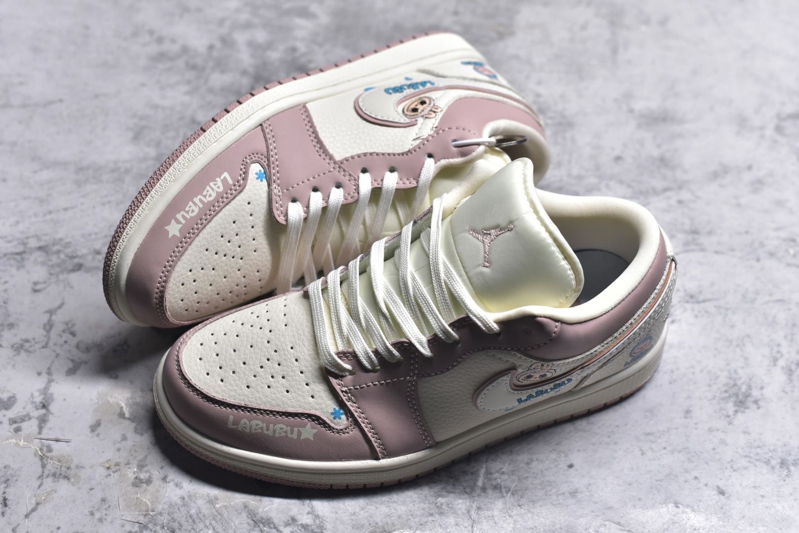 图片[7]-#海外爆款限量发售！Nike Jordan Air Jordan 1“米粉拉布布” 高端定制 低帮 复古 减震 防滑 耐磨 篮球鞋 定制鞋盒 大厂纯原品质出货 超高清洁度 皮料切割干净无任何毛边 细节完美 货号：QG2025-005 尺码：36 36.5 37.5 38 38.5 39 40 40.5 41 42 42.5 43 44 44.5 45-选品中心