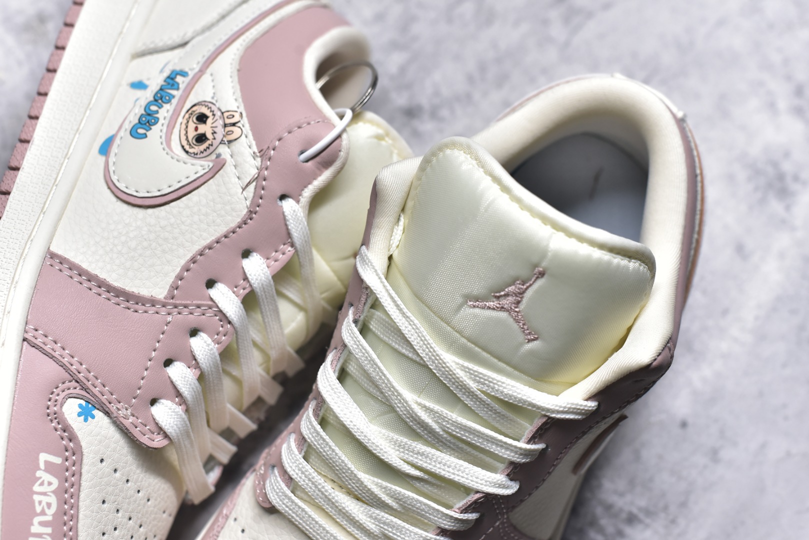 图片[9]-#海外爆款限量发售！Nike Jordan Air Jordan 1“米粉拉布布” 高端定制 低帮 复古 减震 防滑 耐磨 篮球鞋 定制鞋盒 大厂纯原品质出货 超高清洁度 皮料切割干净无任何毛边 细节完美 货号：QG2025-005 尺码：36 36.5 37.5 38 38.5 39 40 40.5 41 42 42.5 43 44 44.5 45-选品中心