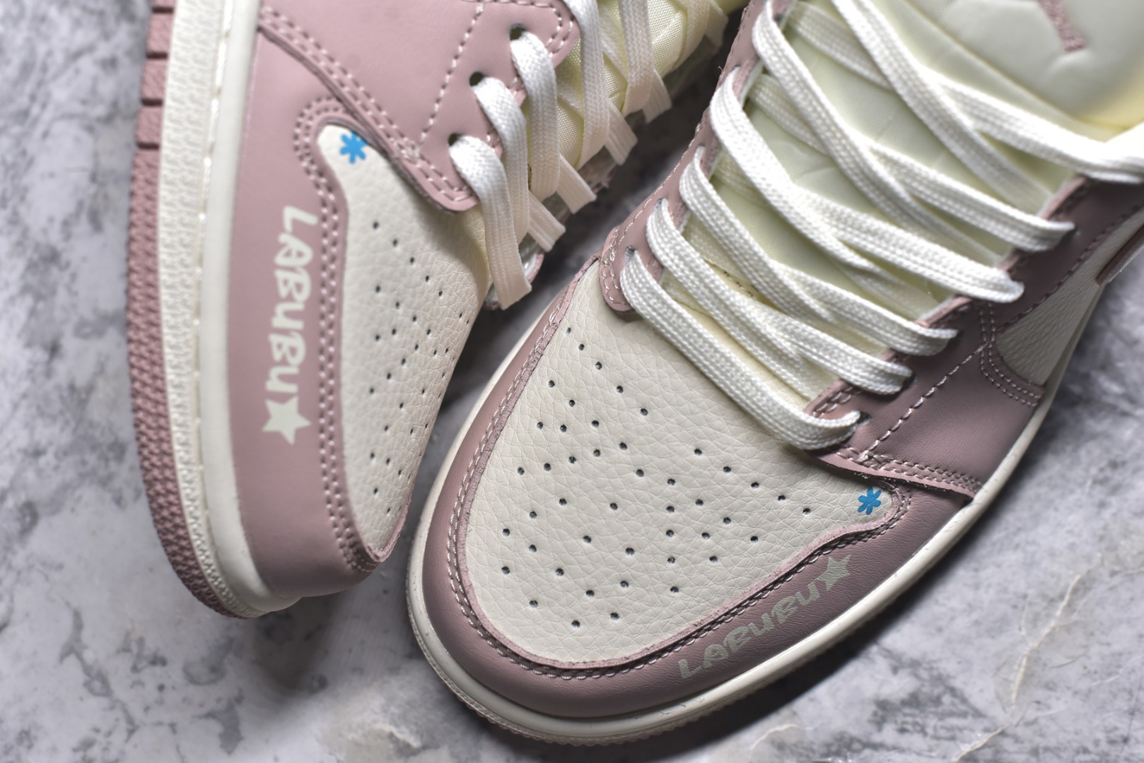 图片[8]-#海外爆款限量发售！Nike Jordan Air Jordan 1“米粉拉布布” 高端定制 低帮 复古 减震 防滑 耐磨 篮球鞋 定制鞋盒 大厂纯原品质出货 超高清洁度 皮料切割干净无任何毛边 细节完美 货号：QG2025-005 尺码：36 36.5 37.5 38 38.5 39 40 40.5 41 42 42.5 43 44 44.5 45-选品中心