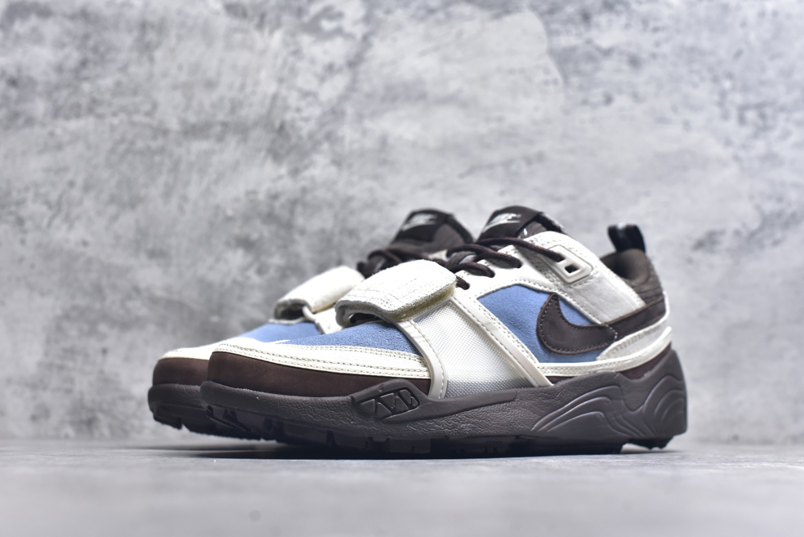 图片[2]-#Travis Scott x Nike Shark-A-Don 舒适潮流 防滑耐磨 低帮 生活休闲鞋 男款 Travis Scott 携手 Nike 再度发布令人期待的 “ Nike Shark-A-Don ” 融合高级皮革与细腻的绒面革材质，整体外观质感满满。设计上，它保留了绑带元素，提升了鞋子的稳固性。重点是这次取消了倒钩元素设计。。为了提升透气性，鞋舌和鞋领部分采用了网眼布料。鞋后跟印有 Cactus Jack 的品牌标志和 Travis Scott 的招牌鬼脸 Logo，标签处还设计了 3M 反光细节。而 Swoosh 则巧妙地与 Travis Scott 的个人元素融合在一起。 货号：HQ3072-400 尺码：40 41 42 43 44 45-选品中心