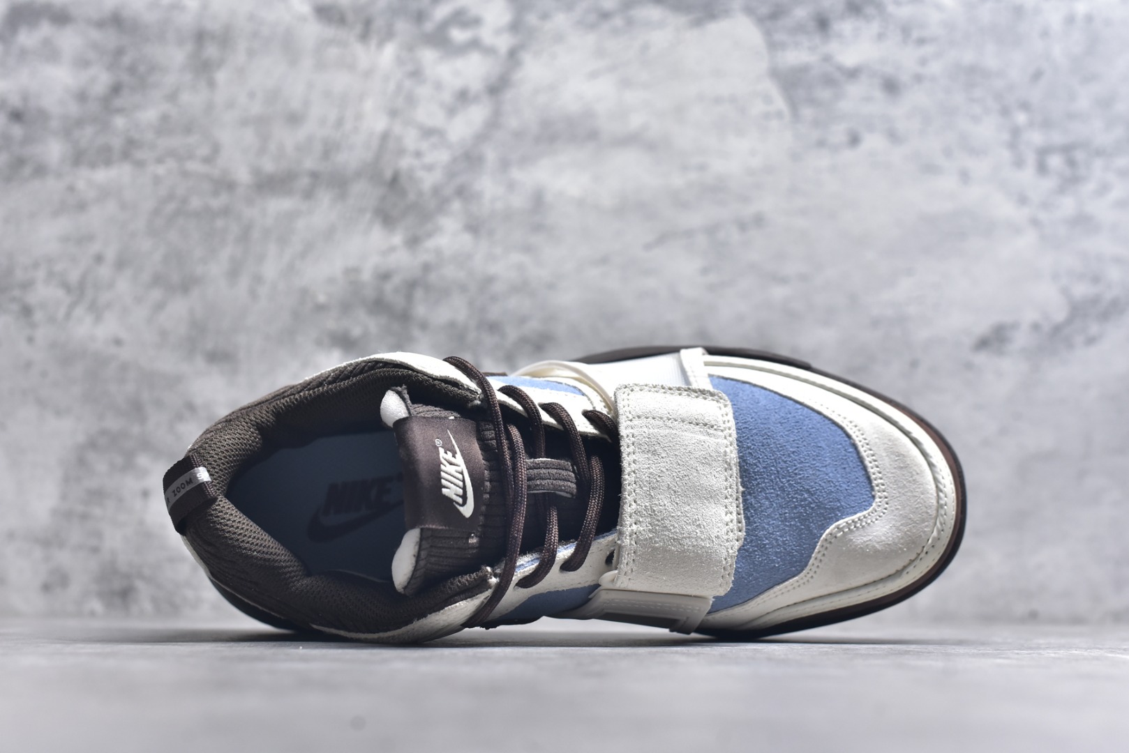 图片[4]-#Travis Scott x Nike Shark-A-Don 舒适潮流 防滑耐磨 低帮 生活休闲鞋 男款 Travis Scott 携手 Nike 再度发布令人期待的 “ Nike Shark-A-Don ” 融合高级皮革与细腻的绒面革材质，整体外观质感满满。设计上，它保留了绑带元素，提升了鞋子的稳固性。重点是这次取消了倒钩元素设计。。为了提升透气性，鞋舌和鞋领部分采用了网眼布料。鞋后跟印有 Cactus Jack 的品牌标志和 Travis Scott 的招牌鬼脸 Logo，标签处还设计了 3M 反光细节。而 Swoosh 则巧妙地与 Travis Scott 的个人元素融合在一起。 货号：HQ3072-400 尺码：40 41 42 43 44 45-选品中心