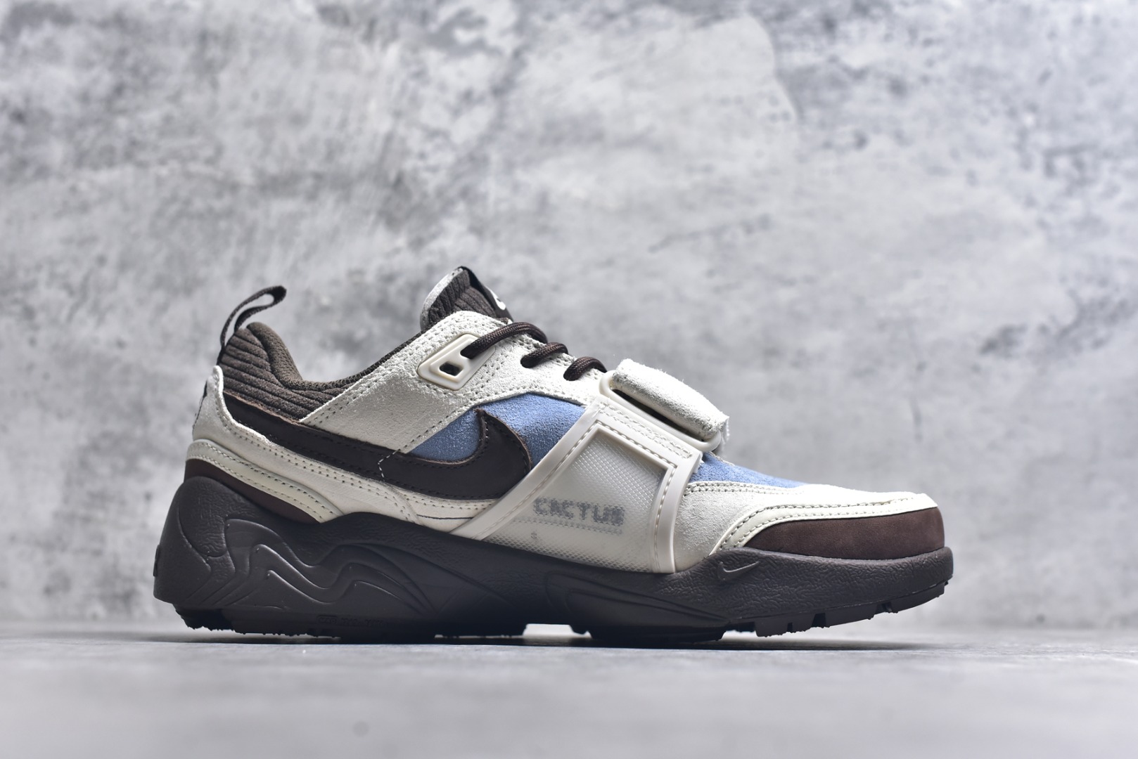 图片[3]-#Travis Scott x Nike Shark-A-Don 舒适潮流 防滑耐磨 低帮 生活休闲鞋 男款 Travis Scott 携手 Nike 再度发布令人期待的 “ Nike Shark-A-Don ” 融合高级皮革与细腻的绒面革材质，整体外观质感满满。设计上，它保留了绑带元素，提升了鞋子的稳固性。重点是这次取消了倒钩元素设计。。为了提升透气性，鞋舌和鞋领部分采用了网眼布料。鞋后跟印有 Cactus Jack 的品牌标志和 Travis Scott 的招牌鬼脸 Logo，标签处还设计了 3M 反光细节。而 Swoosh 则巧妙地与 Travis Scott 的个人元素融合在一起。 货号：HQ3072-400 尺码：40 41 42 43 44 45-选品中心