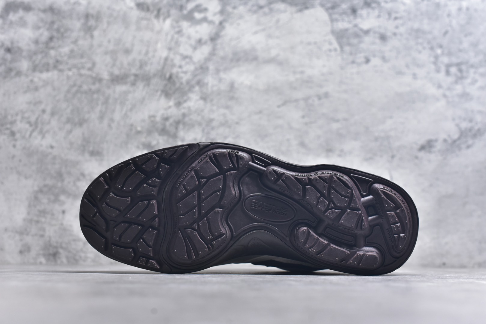 图片[6]-#Travis Scott x Nike Shark-A-Don 舒适潮流 防滑耐磨 低帮 生活休闲鞋 男款 Travis Scott 携手 Nike 再度发布令人期待的 “ Nike Shark-A-Don ” 融合高级皮革与细腻的绒面革材质，整体外观质感满满。设计上，它保留了绑带元素，提升了鞋子的稳固性。重点是这次取消了倒钩元素设计。。为了提升透气性，鞋舌和鞋领部分采用了网眼布料。鞋后跟印有 Cactus Jack 的品牌标志和 Travis Scott 的招牌鬼脸 Logo，标签处还设计了 3M 反光细节。而 Swoosh 则巧妙地与 Travis Scott 的个人元素融合在一起。 货号：HQ3072-400 尺码：40 41 42 43 44 45-选品中心