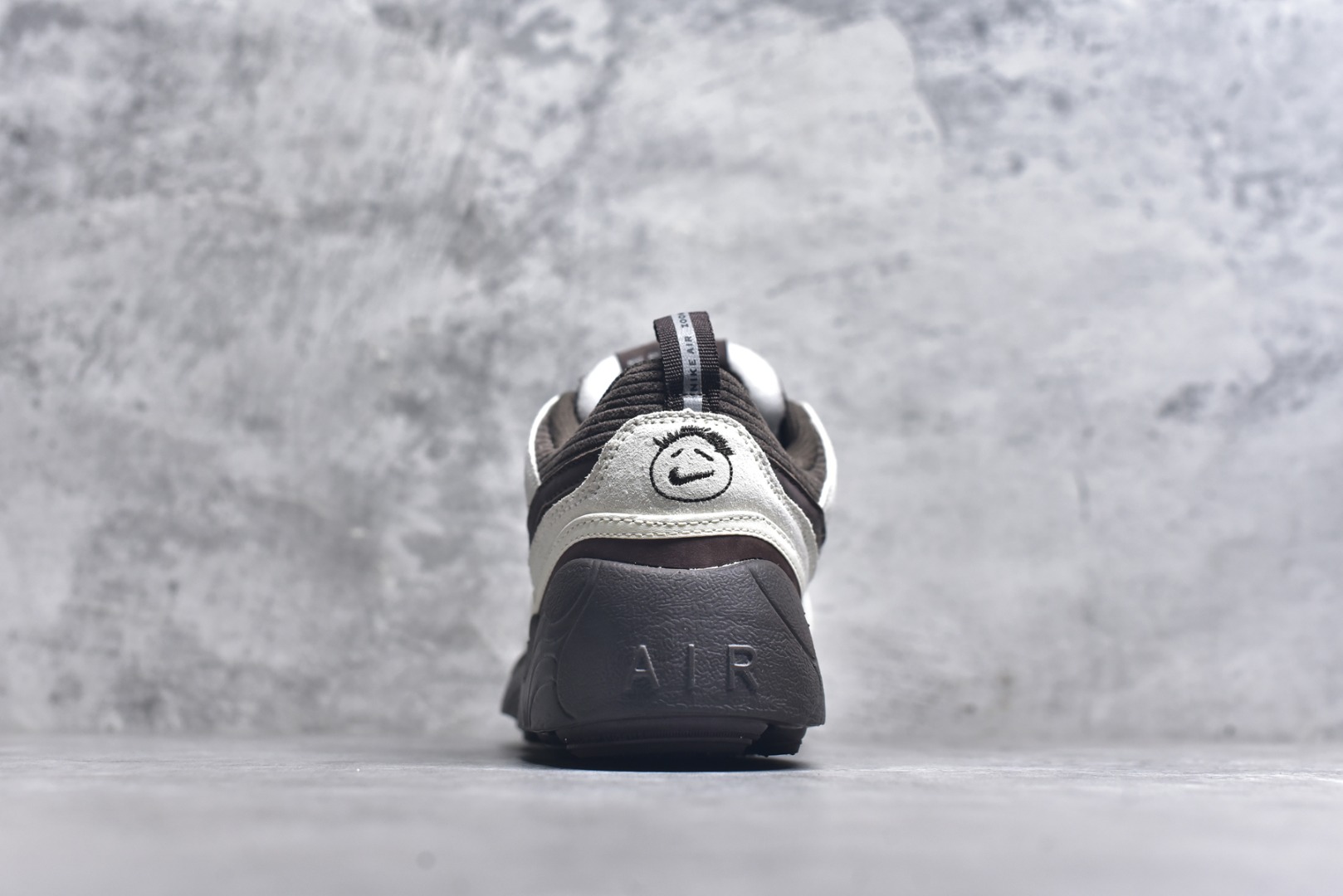 图片[5]-#Travis Scott x Nike Shark-A-Don 舒适潮流 防滑耐磨 低帮 生活休闲鞋 男款 Travis Scott 携手 Nike 再度发布令人期待的 “ Nike Shark-A-Don ” 融合高级皮革与细腻的绒面革材质，整体外观质感满满。设计上，它保留了绑带元素，提升了鞋子的稳固性。重点是这次取消了倒钩元素设计。。为了提升透气性，鞋舌和鞋领部分采用了网眼布料。鞋后跟印有 Cactus Jack 的品牌标志和 Travis Scott 的招牌鬼脸 Logo，标签处还设计了 3M 反光细节。而 Swoosh 则巧妙地与 Travis Scott 的个人元素融合在一起。 货号：HQ3072-400 尺码：40 41 42 43 44 45-选品中心