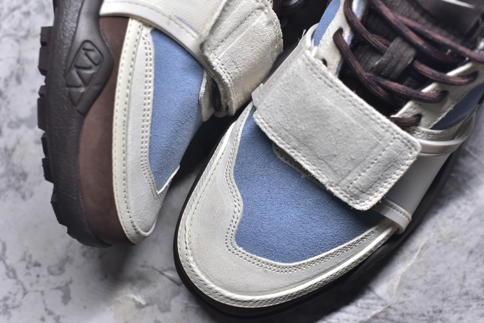 图片[8]-#Travis Scott x Nike Shark-A-Don 舒适潮流 防滑耐磨 低帮 生活休闲鞋 男款 Travis Scott 携手 Nike 再度发布令人期待的 “ Nike Shark-A-Don ” 融合高级皮革与细腻的绒面革材质，整体外观质感满满。设计上，它保留了绑带元素，提升了鞋子的稳固性。重点是这次取消了倒钩元素设计。。为了提升透气性，鞋舌和鞋领部分采用了网眼布料。鞋后跟印有 Cactus Jack 的品牌标志和 Travis Scott 的招牌鬼脸 Logo，标签处还设计了 3M 反光细节。而 Swoosh 则巧妙地与 Travis Scott 的个人元素融合在一起。 货号：HQ3072-400 尺码：40 41 42 43 44 45-选品中心