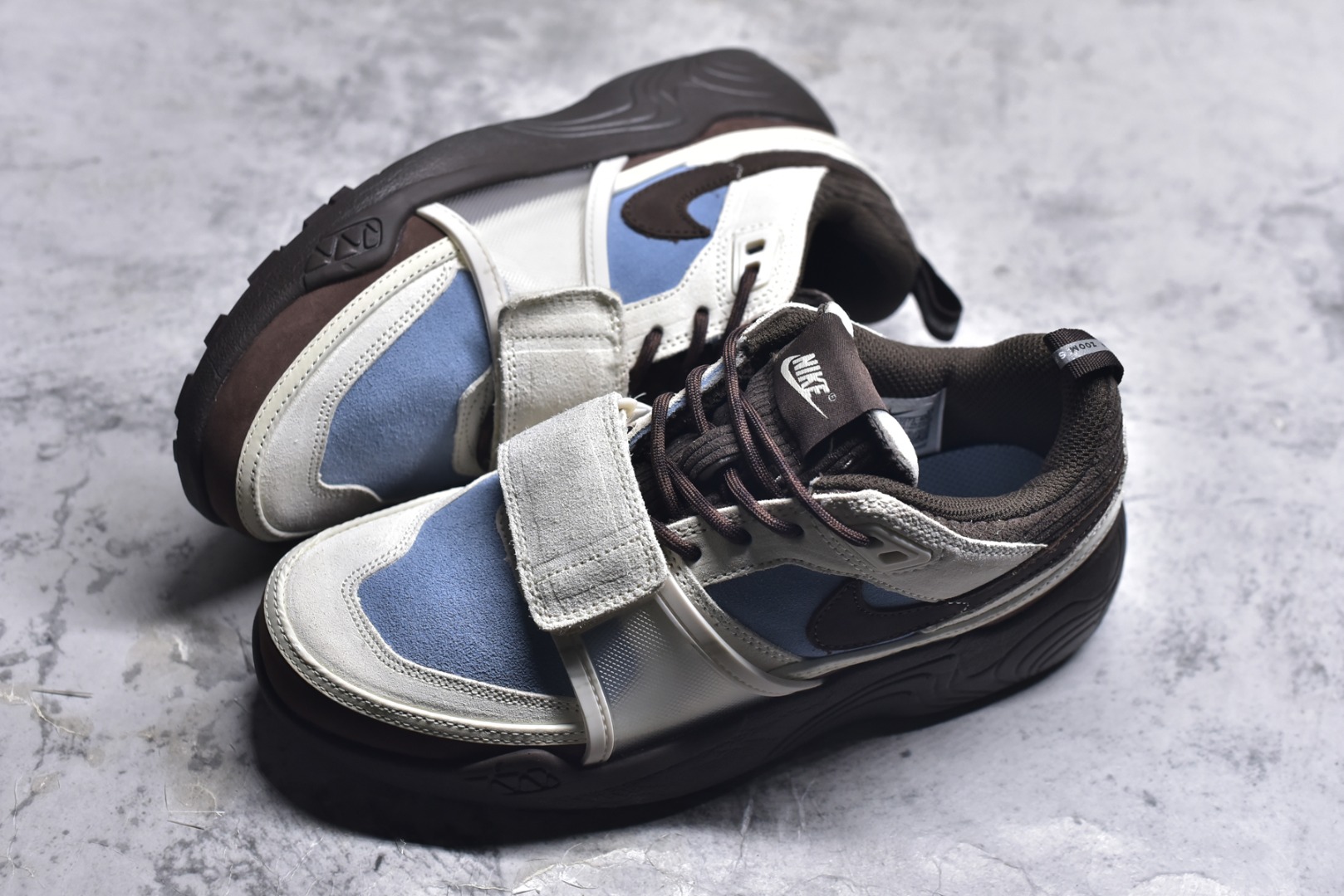 图片[7]-#Travis Scott x Nike Shark-A-Don 舒适潮流 防滑耐磨 低帮 生活休闲鞋 男款 Travis Scott 携手 Nike 再度发布令人期待的 “ Nike Shark-A-Don ” 融合高级皮革与细腻的绒面革材质，整体外观质感满满。设计上，它保留了绑带元素，提升了鞋子的稳固性。重点是这次取消了倒钩元素设计。。为了提升透气性，鞋舌和鞋领部分采用了网眼布料。鞋后跟印有 Cactus Jack 的品牌标志和 Travis Scott 的招牌鬼脸 Logo，标签处还设计了 3M 反光细节。而 Swoosh 则巧妙地与 Travis Scott 的个人元素融合在一起。 货号：HQ3072-400 尺码：40 41 42 43 44 45-选品中心