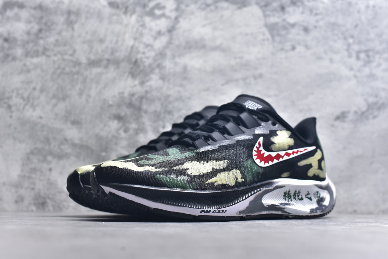 图片[2]-#【定制球鞋]Nike Pegasus 37“精锐之师” 迷彩训练鞋 百搭防滑耐磨低帮跑步鞋 2025大阅兵在即，此鞋身大面积采用迷彩图案，深浅不一的绿与灰交织，仿佛是丛林中潜行的战士，带着与生俱来的神秘与力量感。而最具标志性的，当属那独特的鲨鱼牙齿形状的耐克标志。红白相间的鲨鱼齿，如同鲨鱼在海中露出的锋利牙齿，霸气十足 货号：BQ9647-220 尺码：36 36.5 37.5 38 38.5 39 40 40.5 41 42 42.5 43 44 44.5 45-选品中心