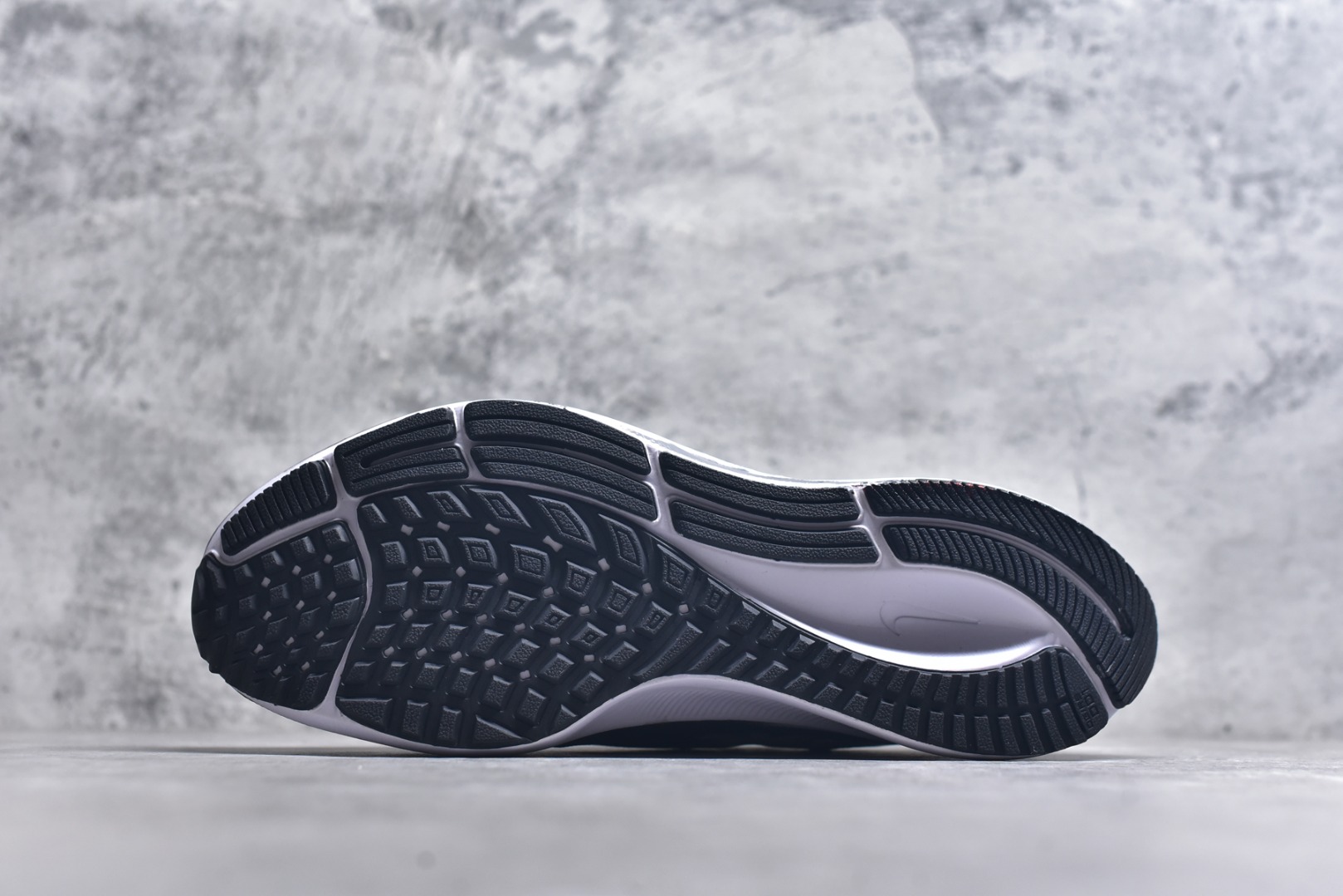 图片[6]-#【定制球鞋]Nike Pegasus 37“精锐之师” 迷彩训练鞋 百搭防滑耐磨低帮跑步鞋 2025大阅兵在即，此鞋身大面积采用迷彩图案，深浅不一的绿与灰交织，仿佛是丛林中潜行的战士，带着与生俱来的神秘与力量感。而最具标志性的，当属那独特的鲨鱼牙齿形状的耐克标志。红白相间的鲨鱼齿，如同鲨鱼在海中露出的锋利牙齿，霸气十足 货号：BQ9647-220 尺码：36 36.5 37.5 38 38.5 39 40 40.5 41 42 42.5 43 44 44.5 45-选品中心