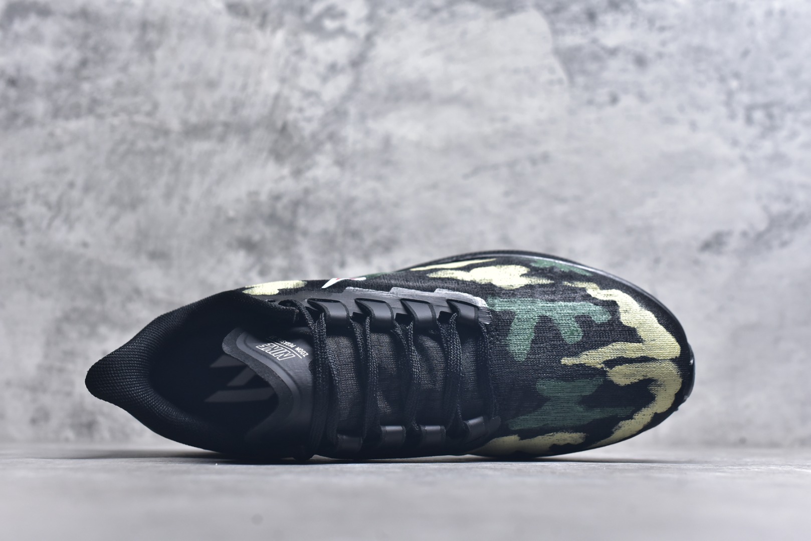 图片[4]-#【定制球鞋]Nike Pegasus 37“精锐之师” 迷彩训练鞋 百搭防滑耐磨低帮跑步鞋 2025大阅兵在即，此鞋身大面积采用迷彩图案，深浅不一的绿与灰交织，仿佛是丛林中潜行的战士，带着与生俱来的神秘与力量感。而最具标志性的，当属那独特的鲨鱼牙齿形状的耐克标志。红白相间的鲨鱼齿，如同鲨鱼在海中露出的锋利牙齿，霸气十足 货号：BQ9647-220 尺码：36 36.5 37.5 38 38.5 39 40 40.5 41 42 42.5 43 44 44.5 45-选品中心