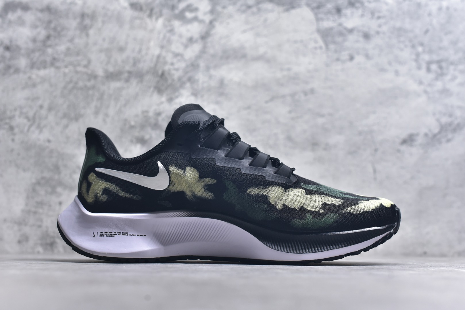 图片[3]-#【定制球鞋]Nike Pegasus 37“精锐之师” 迷彩训练鞋 百搭防滑耐磨低帮跑步鞋 2025大阅兵在即，此鞋身大面积采用迷彩图案，深浅不一的绿与灰交织，仿佛是丛林中潜行的战士，带着与生俱来的神秘与力量感。而最具标志性的，当属那独特的鲨鱼牙齿形状的耐克标志。红白相间的鲨鱼齿，如同鲨鱼在海中露出的锋利牙齿，霸气十足 货号：BQ9647-220 尺码：36 36.5 37.5 38 38.5 39 40 40.5 41 42 42.5 43 44 44.5 45-选品中心