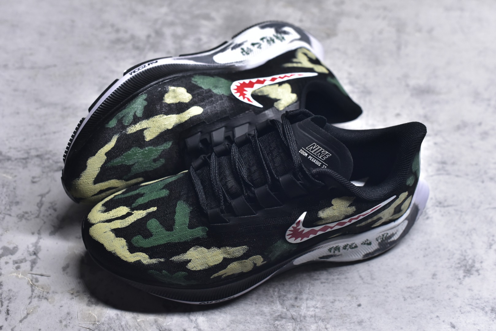 图片[7]-#【定制球鞋]Nike Pegasus 37“精锐之师” 迷彩训练鞋 百搭防滑耐磨低帮跑步鞋 2025大阅兵在即，此鞋身大面积采用迷彩图案，深浅不一的绿与灰交织，仿佛是丛林中潜行的战士，带着与生俱来的神秘与力量感。而最具标志性的，当属那独特的鲨鱼牙齿形状的耐克标志。红白相间的鲨鱼齿，如同鲨鱼在海中露出的锋利牙齿，霸气十足 货号：BQ9647-220 尺码：36 36.5 37.5 38 38.5 39 40 40.5 41 42 42.5 43 44 44.5 45-选品中心