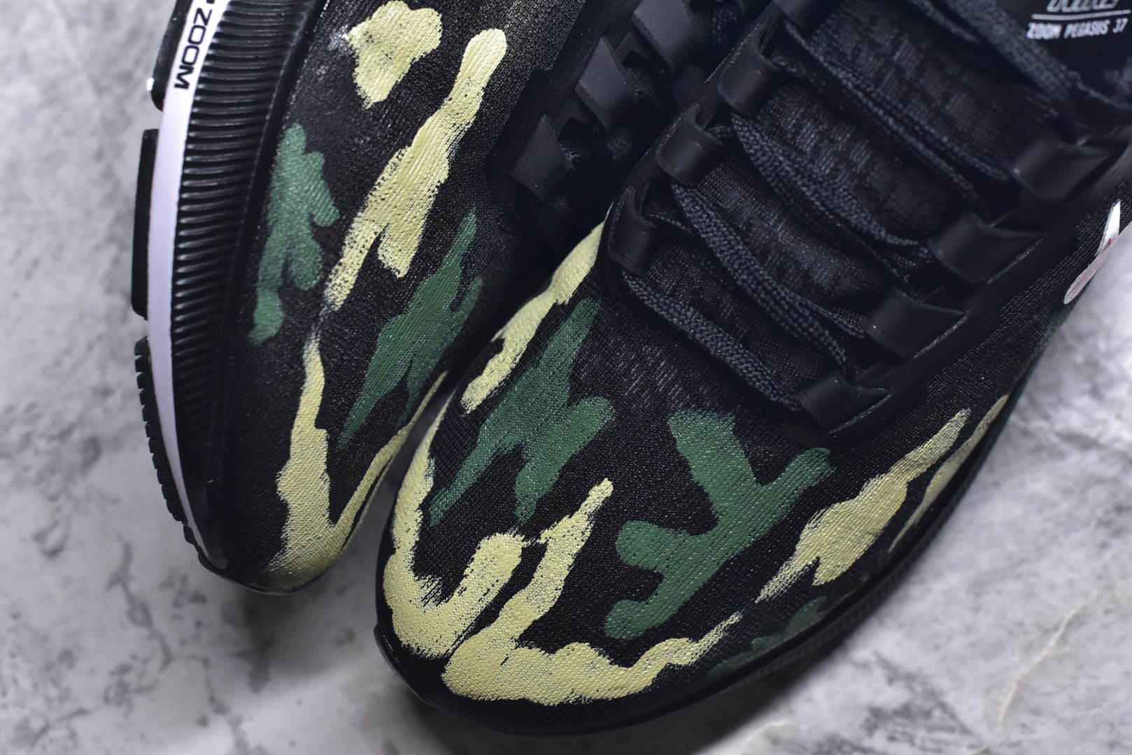 图片[8]-#【定制球鞋]Nike Pegasus 37“精锐之师” 迷彩训练鞋 百搭防滑耐磨低帮跑步鞋 2025大阅兵在即，此鞋身大面积采用迷彩图案，深浅不一的绿与灰交织，仿佛是丛林中潜行的战士，带着与生俱来的神秘与力量感。而最具标志性的，当属那独特的鲨鱼牙齿形状的耐克标志。红白相间的鲨鱼齿，如同鲨鱼在海中露出的锋利牙齿，霸气十足 货号：BQ9647-220 尺码：36 36.5 37.5 38 38.5 39 40 40.5 41 42 42.5 43 44 44.5 45-选品中心