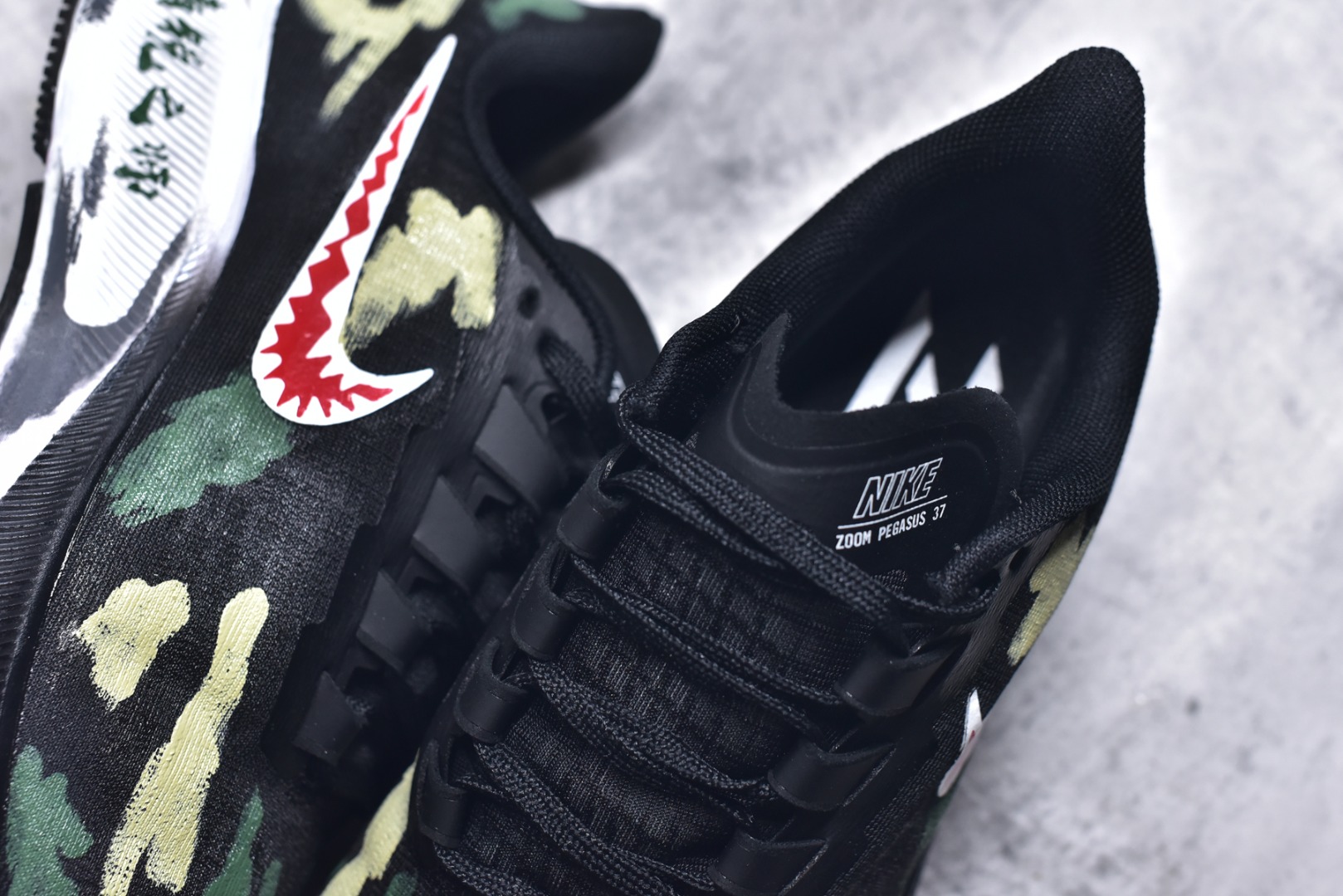 图片[9]-#【定制球鞋]Nike Pegasus 37“精锐之师” 迷彩训练鞋 百搭防滑耐磨低帮跑步鞋 2025大阅兵在即，此鞋身大面积采用迷彩图案，深浅不一的绿与灰交织，仿佛是丛林中潜行的战士，带着与生俱来的神秘与力量感。而最具标志性的，当属那独特的鲨鱼牙齿形状的耐克标志。红白相间的鲨鱼齿，如同鲨鱼在海中露出的锋利牙齿，霸气十足 货号：BQ9647-220 尺码：36 36.5 37.5 38 38.5 39 40 40.5 41 42 42.5 43 44 44.5 45-选品中心