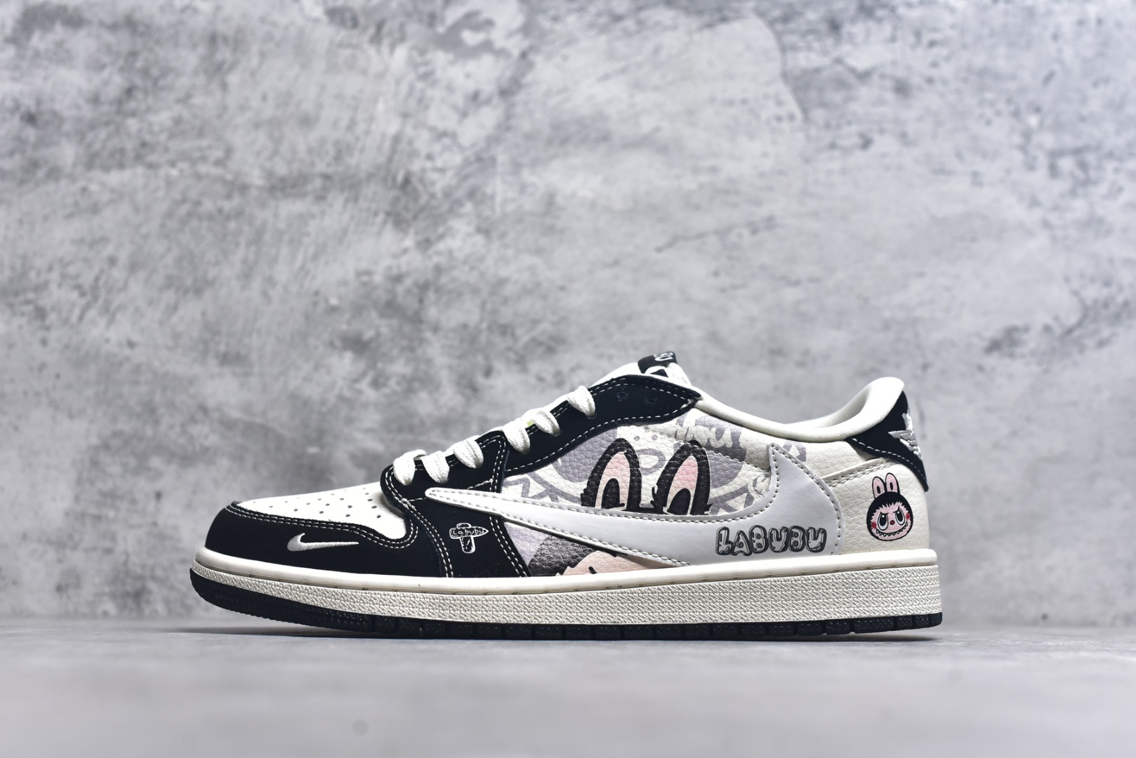 #高端定制 Travis Scott x Jordan 1 Low “Labubu拉布布联名” 乔丹倒勾低帮休闲板鞋 原厂全头层皮 大厂纯原品质出货 纯正版型 定制鞋盒 皮料切割干净无任何毛边 细节完美 超高清洁度 货号：DX1888-096 尺码：36 36.5 37.5 38 38.5 39 40 40.5 41 42 42.5 43 44 44.5 45-选品中心