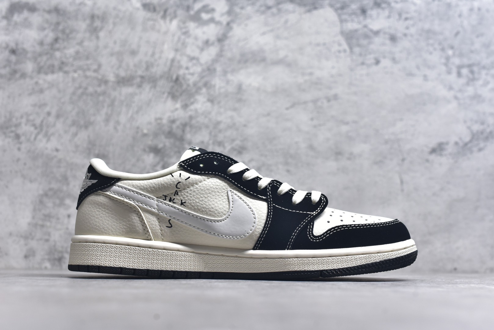图片[3]-#高端定制 Travis Scott x Jordan 1 Low “Labubu拉布布联名” 乔丹倒勾低帮休闲板鞋 原厂全头层皮 大厂纯原品质出货 纯正版型 定制鞋盒 皮料切割干净无任何毛边 细节完美 超高清洁度 货号：DX1888-096 尺码：36 36.5 37.5 38 38.5 39 40 40.5 41 42 42.5 43 44 44.5 45-选品中心