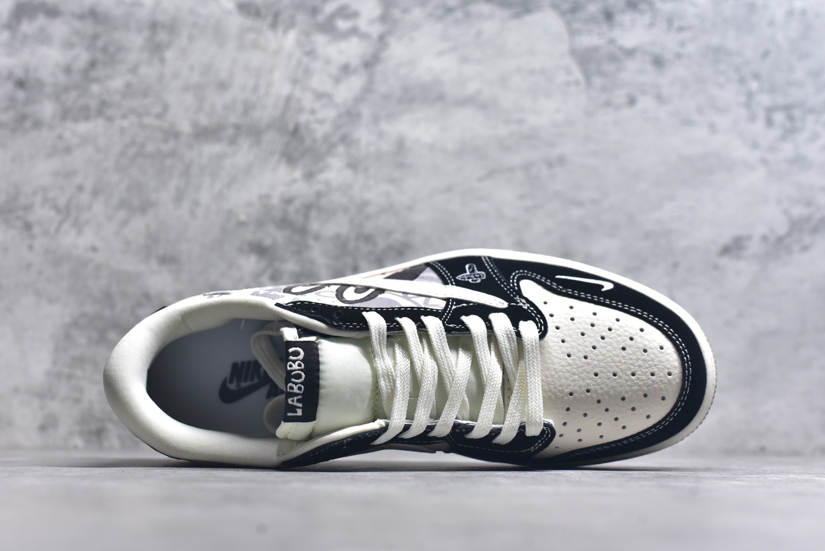 图片[4]-#高端定制 Travis Scott x Jordan 1 Low “Labubu拉布布联名” 乔丹倒勾低帮休闲板鞋 原厂全头层皮 大厂纯原品质出货 纯正版型 定制鞋盒 皮料切割干净无任何毛边 细节完美 超高清洁度 货号：DX1888-096 尺码：36 36.5 37.5 38 38.5 39 40 40.5 41 42 42.5 43 44 44.5 45-选品中心