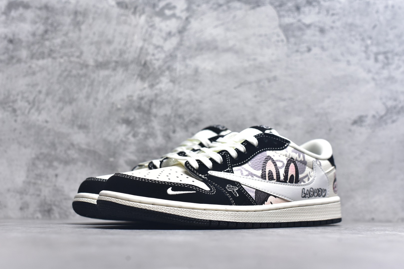 图片[2]-#高端定制 Travis Scott x Jordan 1 Low “Labubu拉布布联名” 乔丹倒勾低帮休闲板鞋 原厂全头层皮 大厂纯原品质出货 纯正版型 定制鞋盒 皮料切割干净无任何毛边 细节完美 超高清洁度 货号：DX1888-096 尺码：36 36.5 37.5 38 38.5 39 40 40.5 41 42 42.5 43 44 44.5 45-选品中心